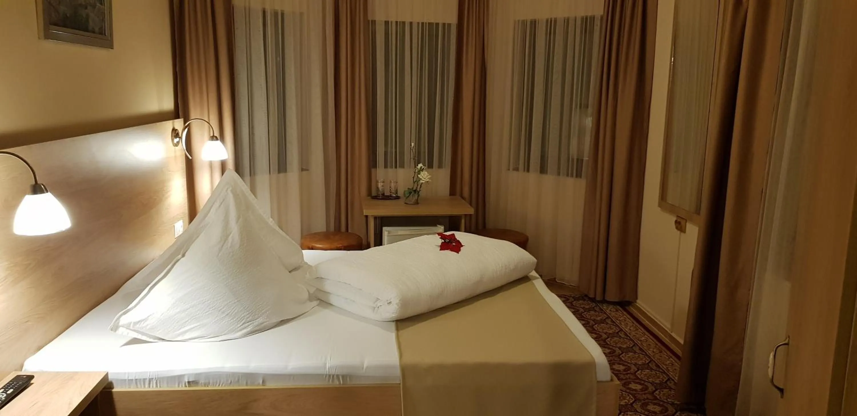 Photo of the whole room, Bed in Complex Turistic Caprioara