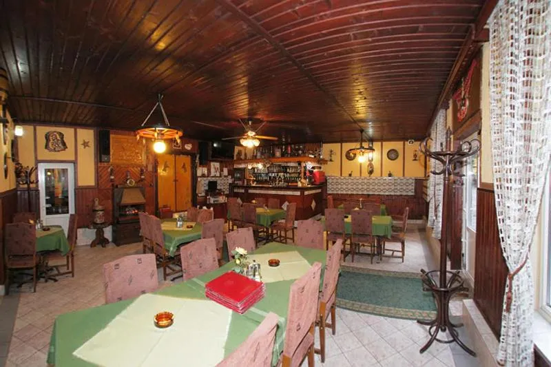 Restaurant/places to eat in Complex Turistic Caprioara