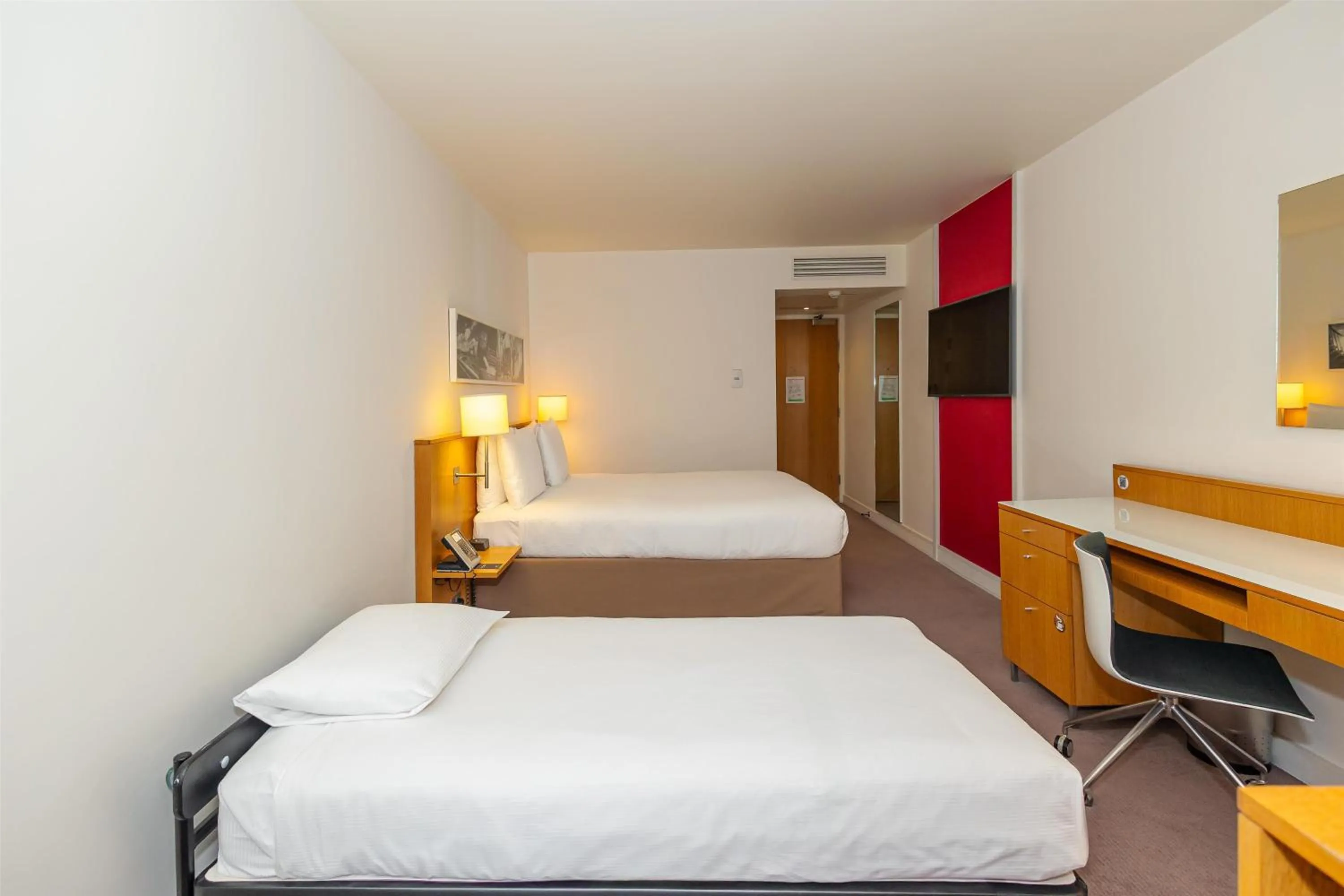 Bed in DoubleTree by Hilton Hotel London - Tower of London