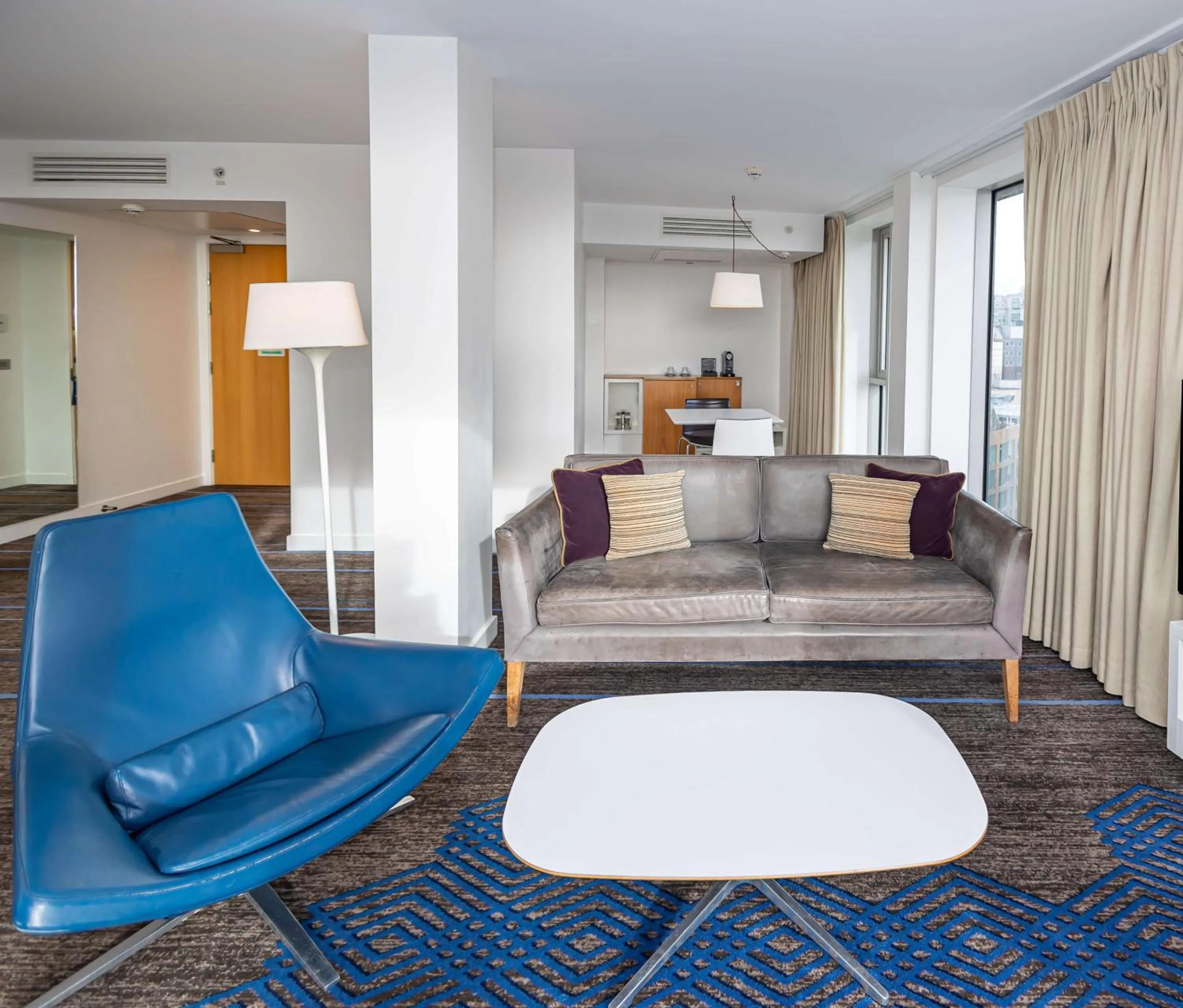 Living room in DoubleTree by Hilton Hotel London - Tower of London