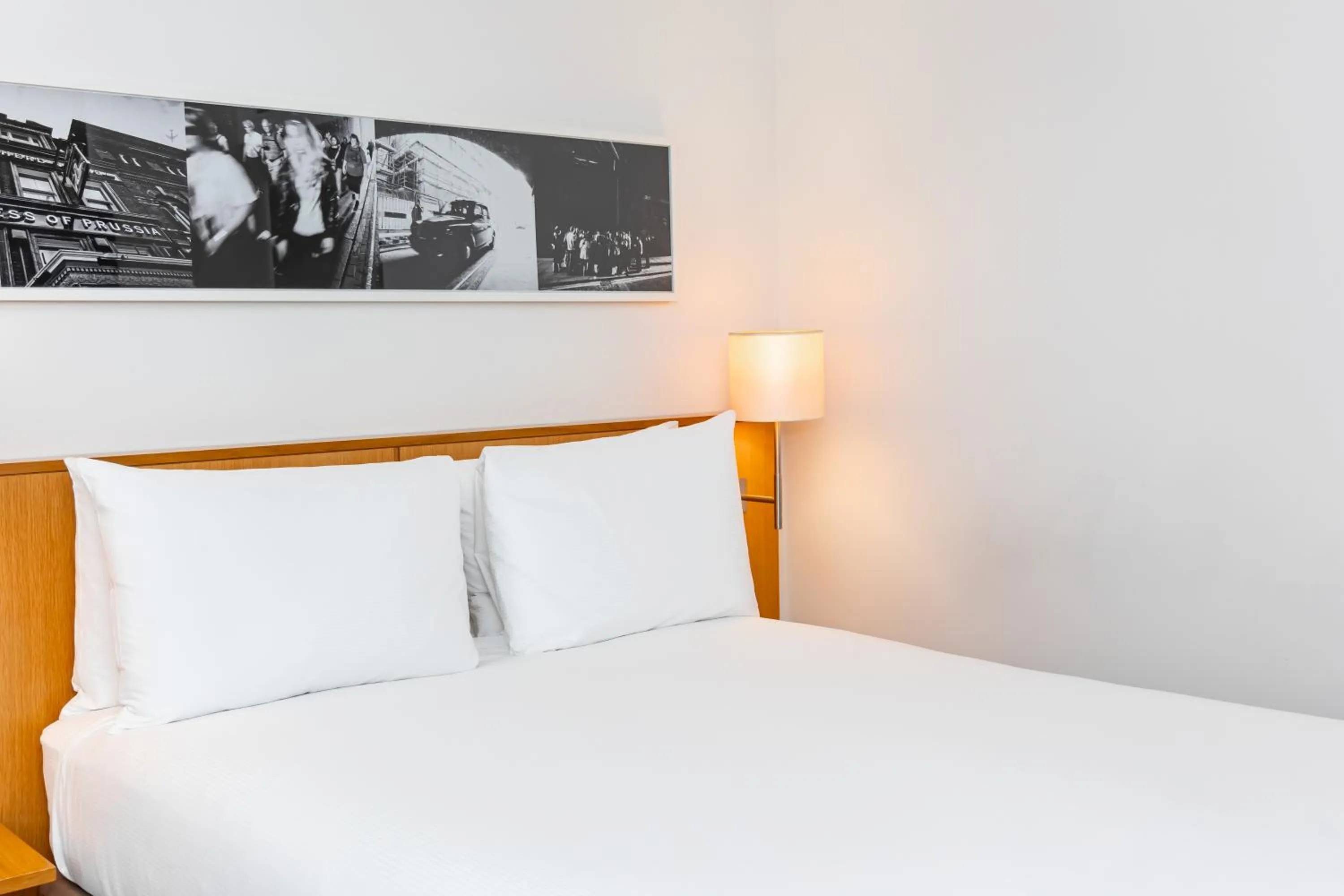 Bed in DoubleTree by Hilton Hotel London - Tower of London