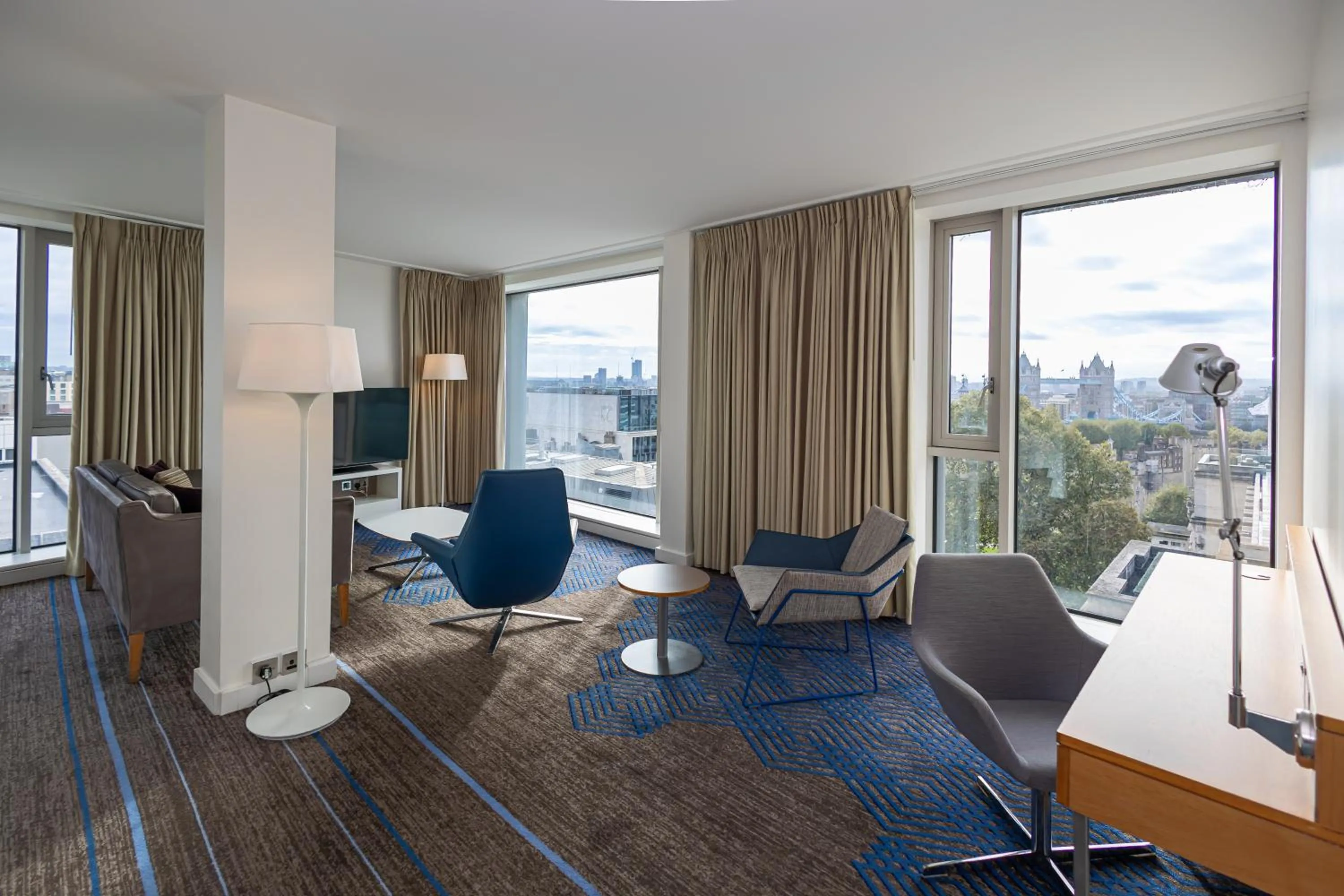 Living room in DoubleTree by Hilton Hotel London - Tower of London