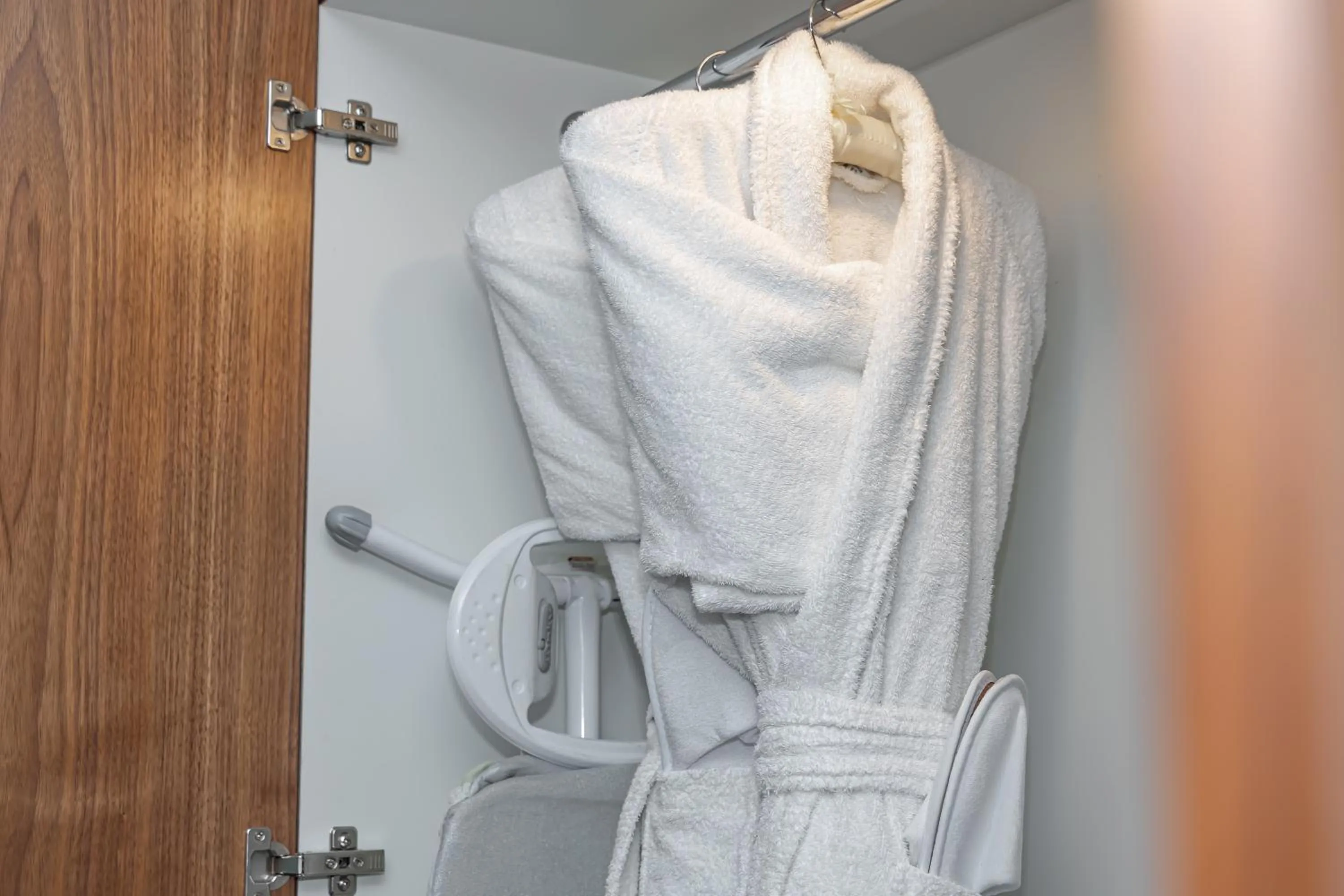 wardrobe in DoubleTree by Hilton Hotel London - Tower of London