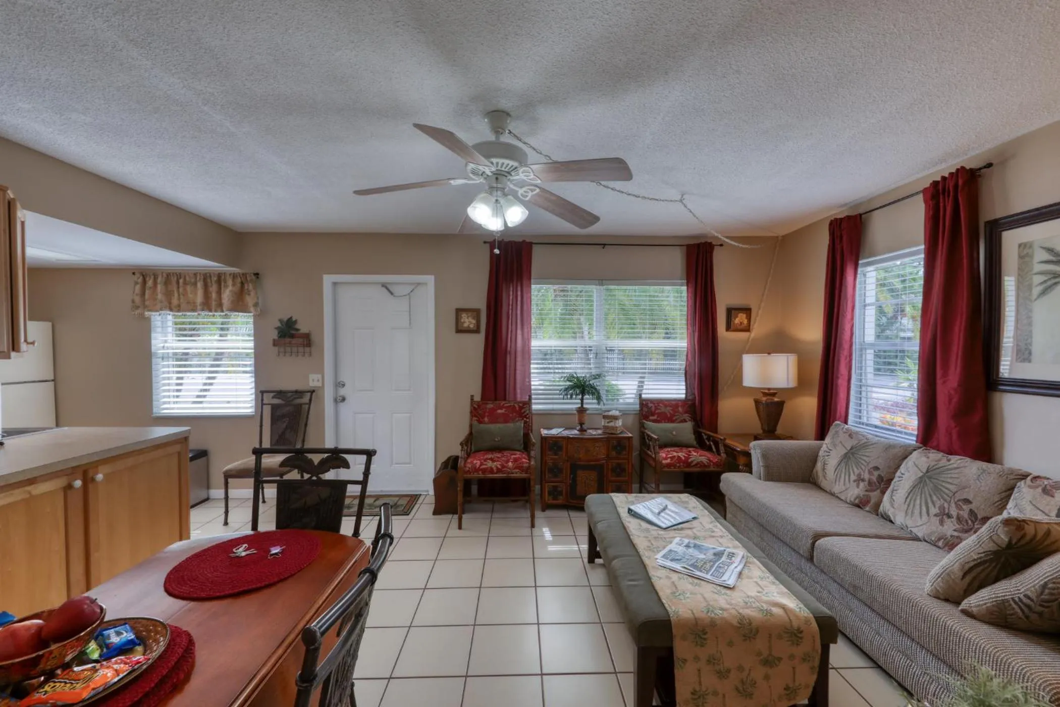 Living room in BeachTrail Lodging
