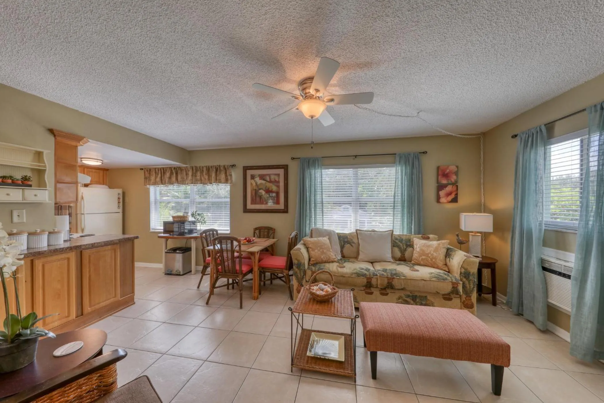 Living room in BeachTrail Lodging
