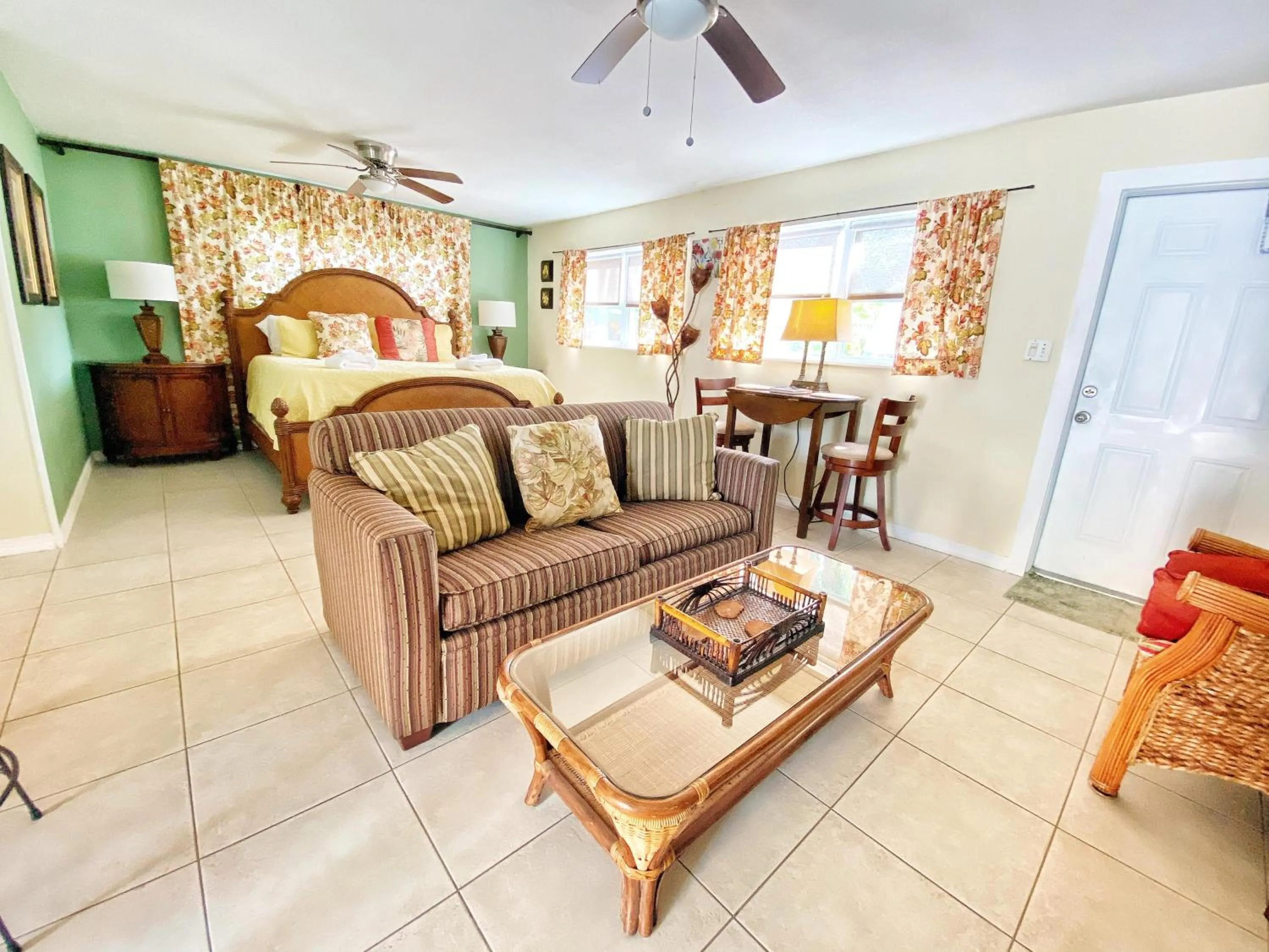Living room, Bed in BeachTrail Lodging