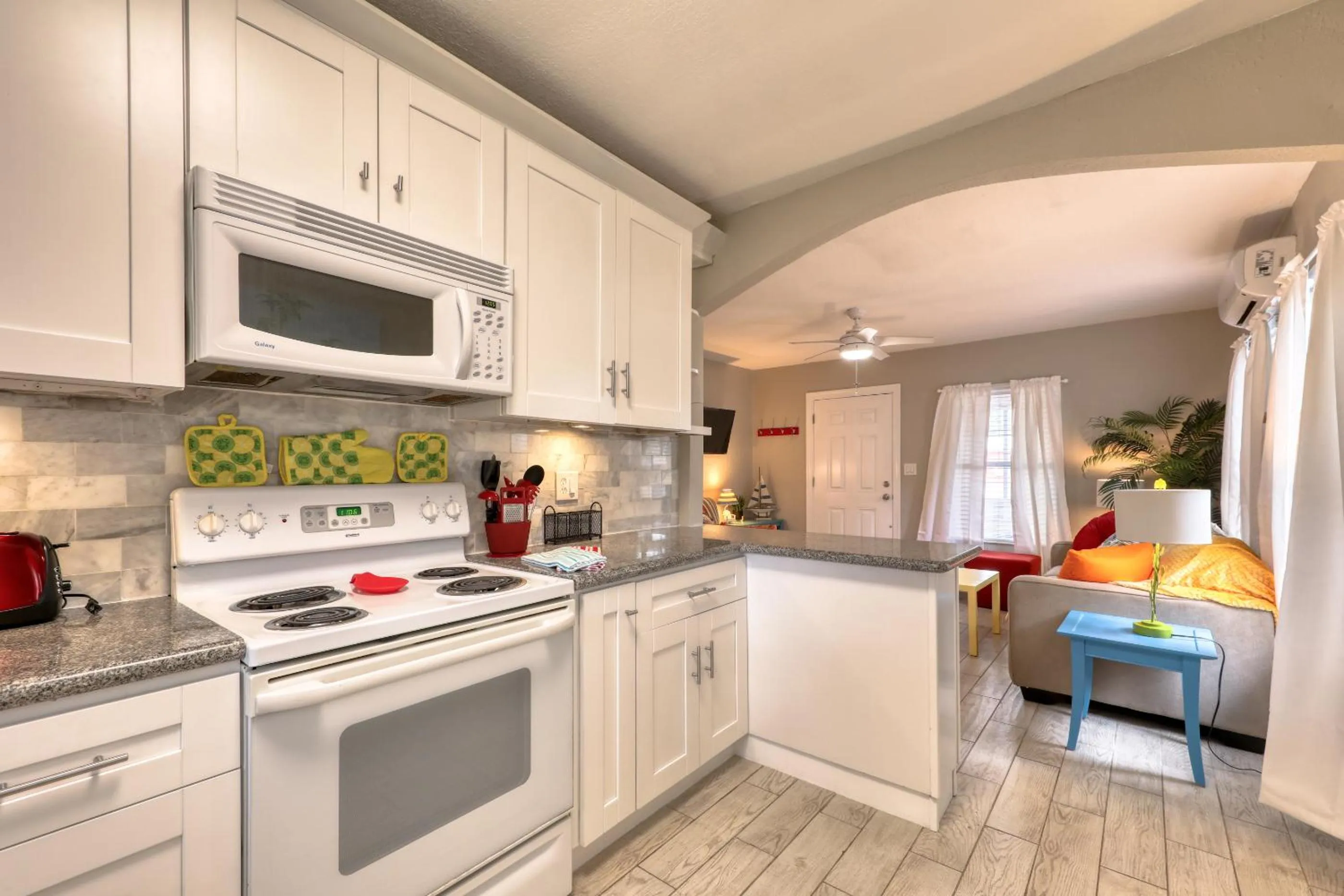 kitchen in BeachTrail Lodging