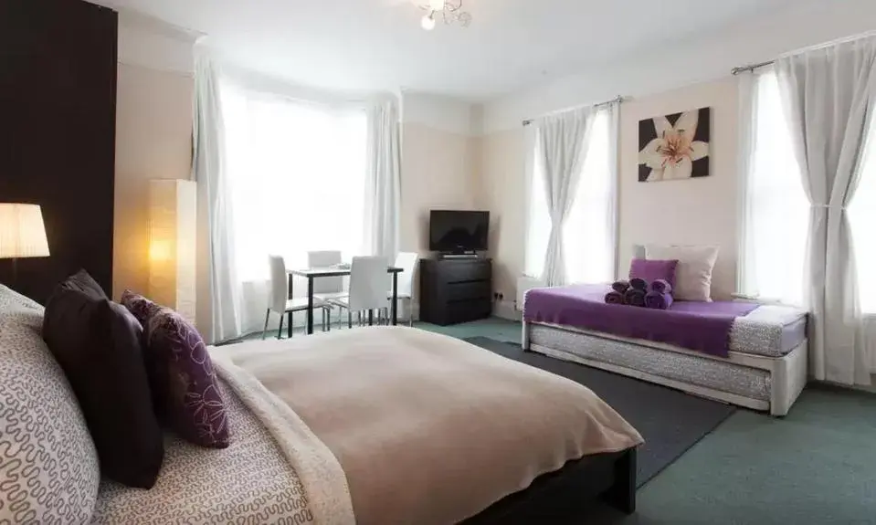 Family Room with Shared Bathroom in Home2Home-Rooms Family Room with Shared Bathroom in Home2Home-Rooms