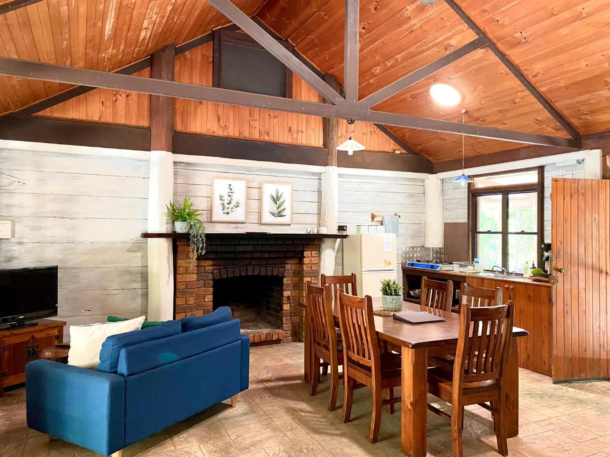 Communal lounge/ TV room in Ferns Hideaway Resort