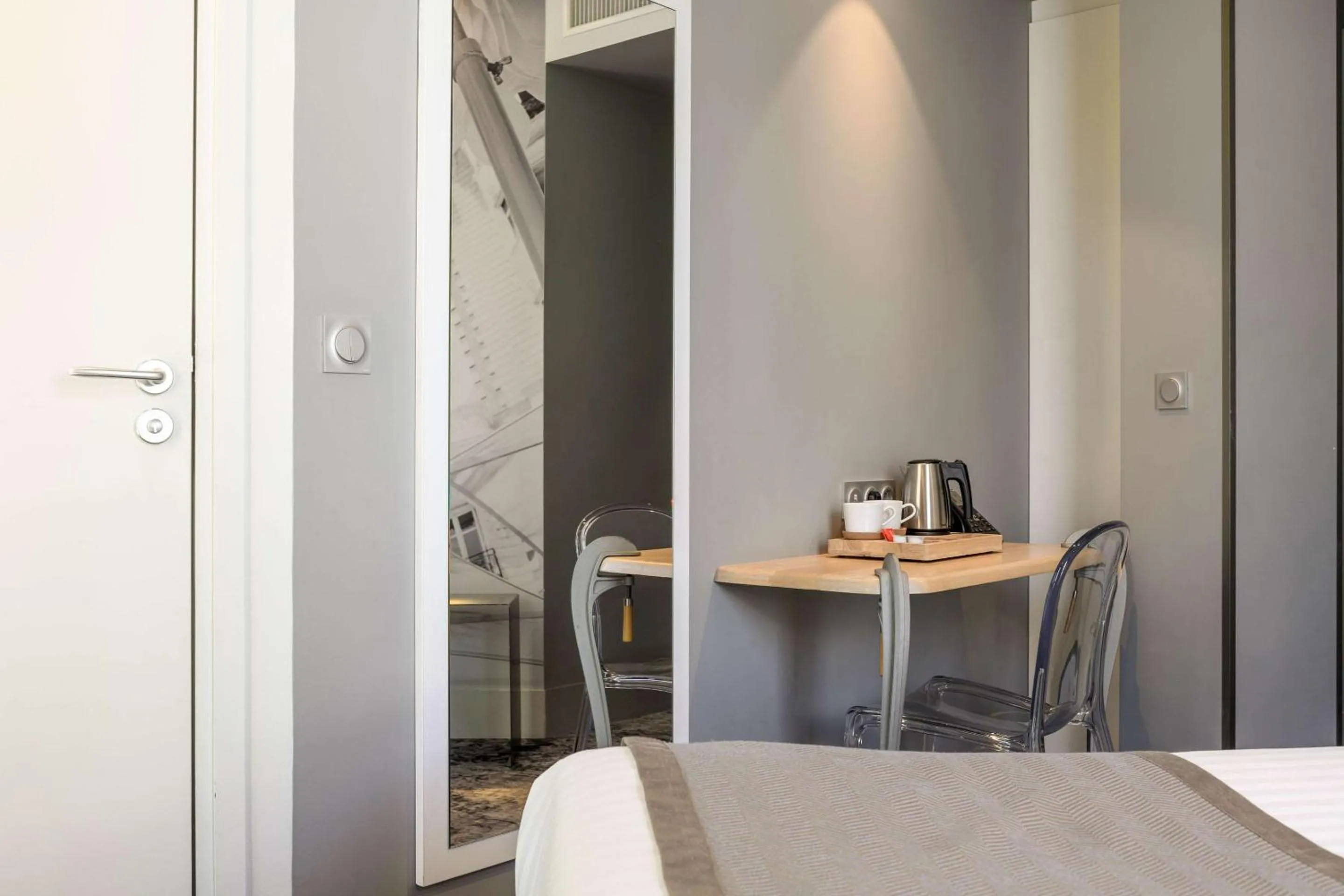 Photo of the whole room, Bed in Hotel Sixteen Paris Montrouge