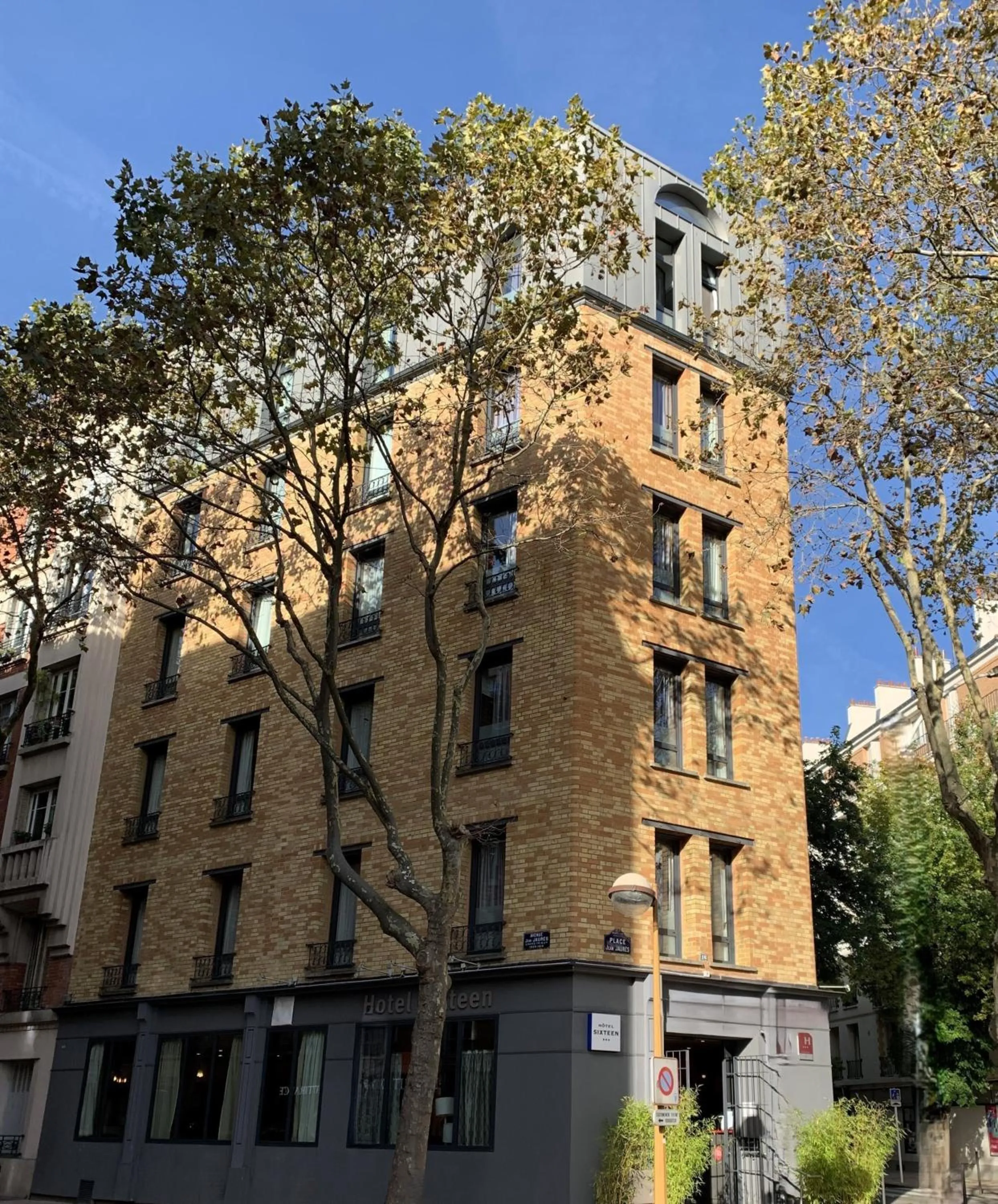 Property building in Hotel Sixteen Paris Montrouge