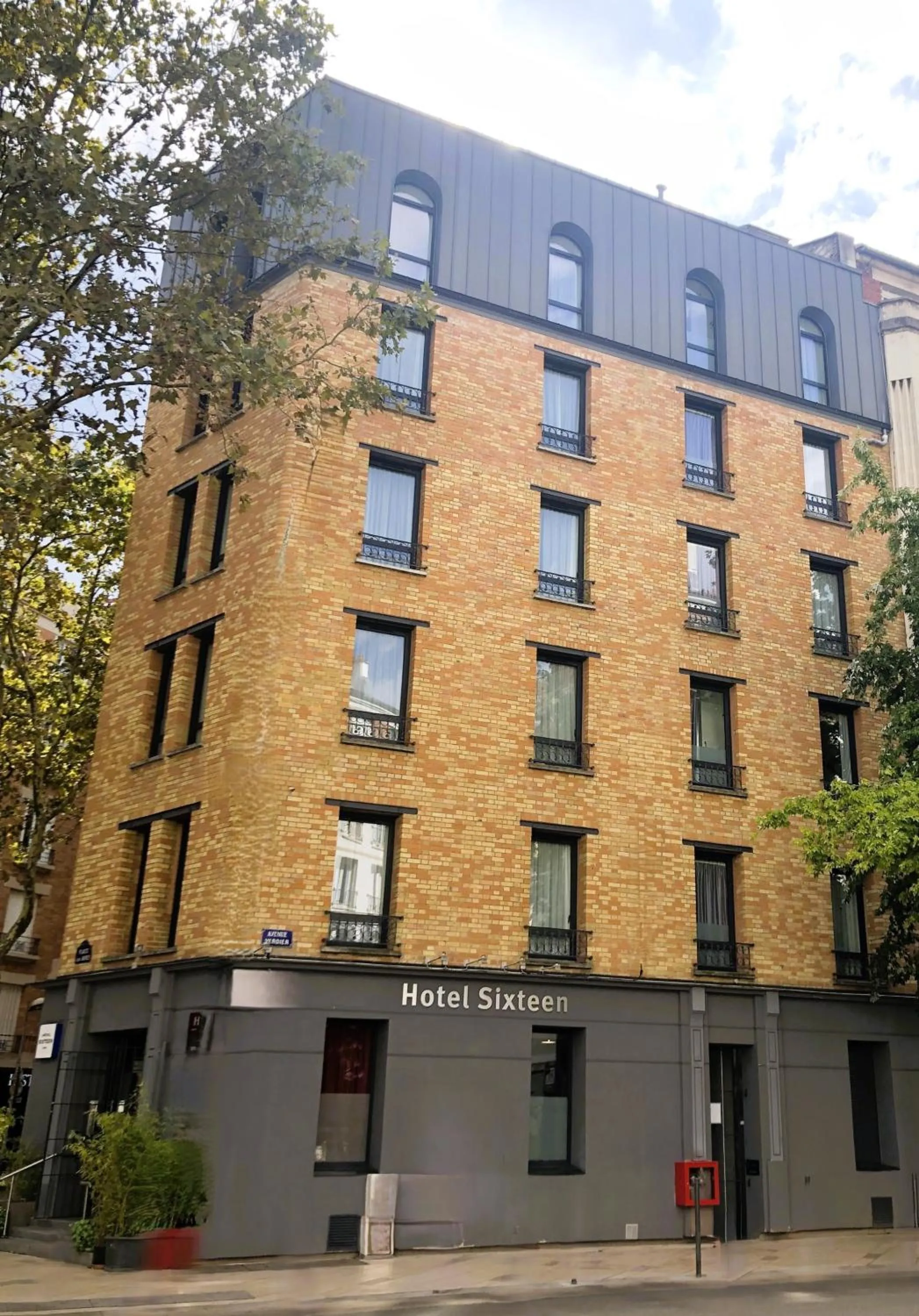 Property building in Hotel Sixteen Paris Montrouge