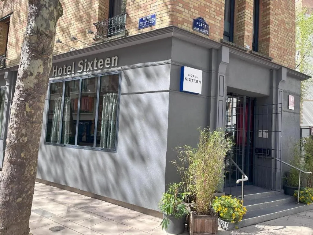 Property building in Hotel Sixteen Paris Montrouge
