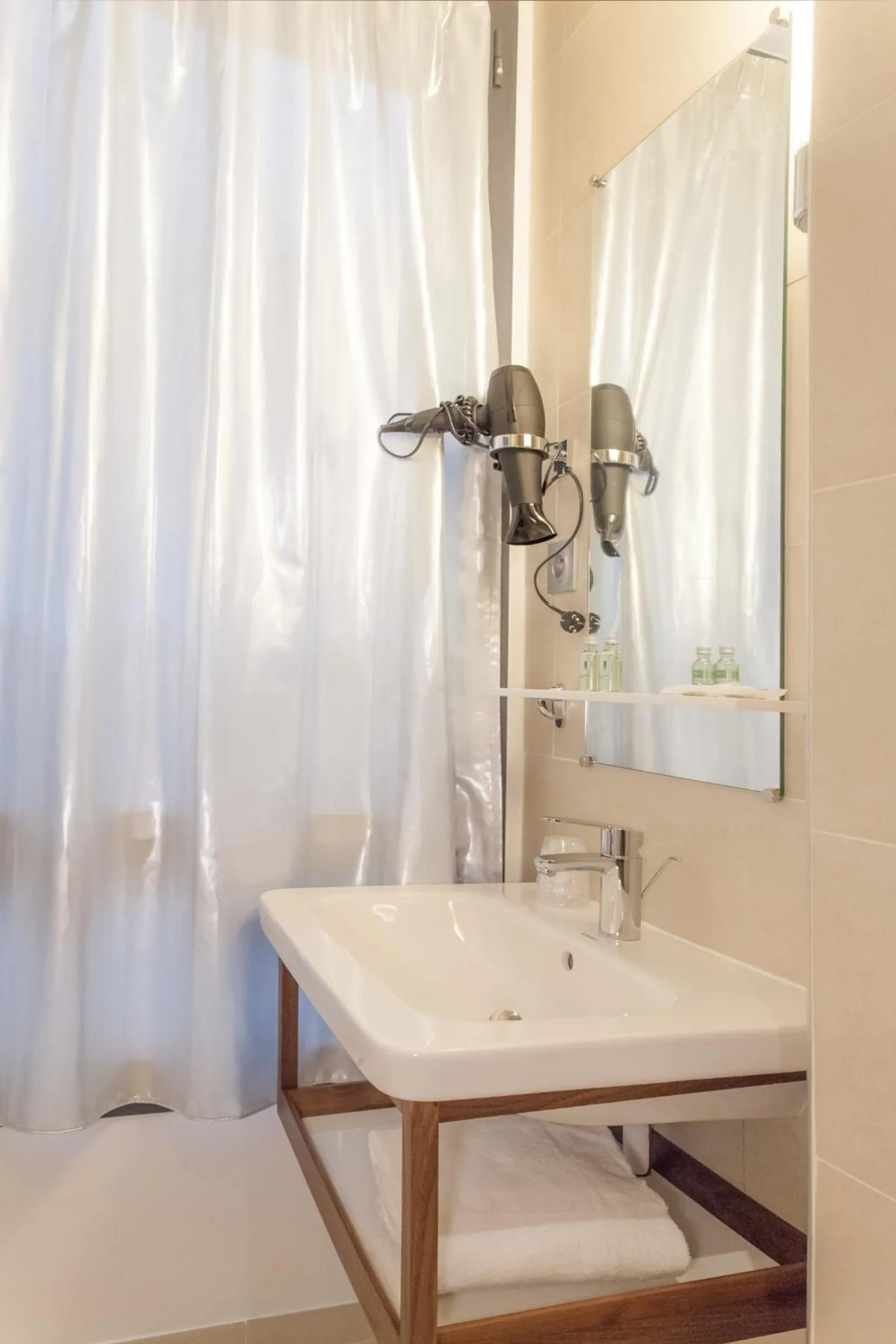 Bathroom in Hotel Sixteen Paris Montrouge