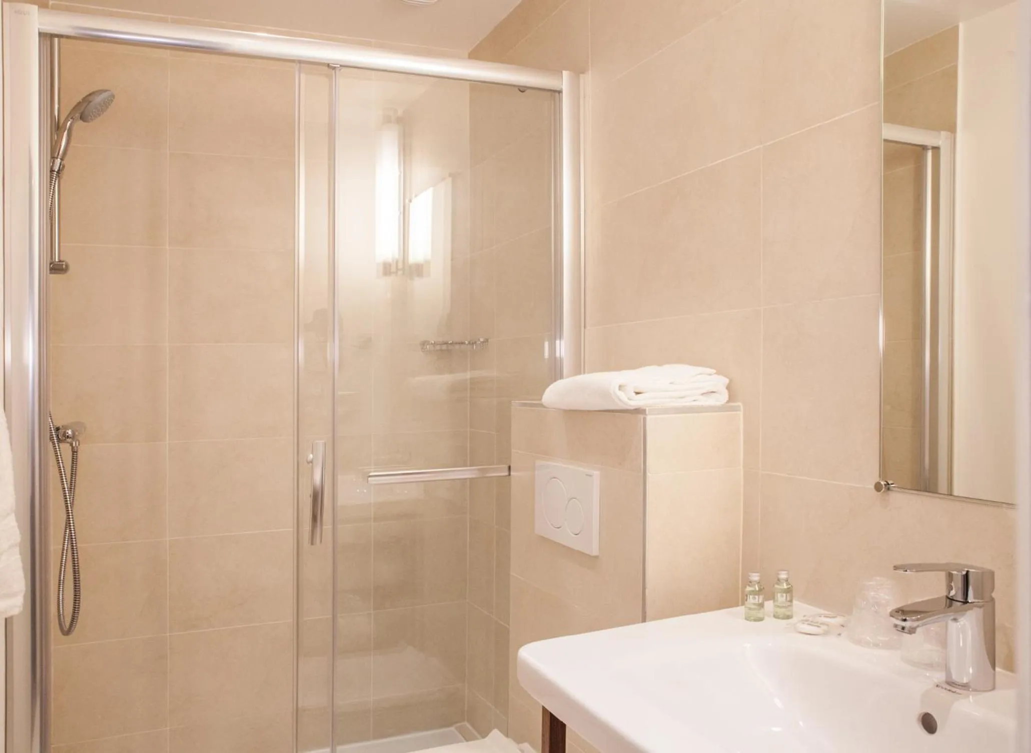 Bathroom in Hotel Sixteen Paris Montrouge