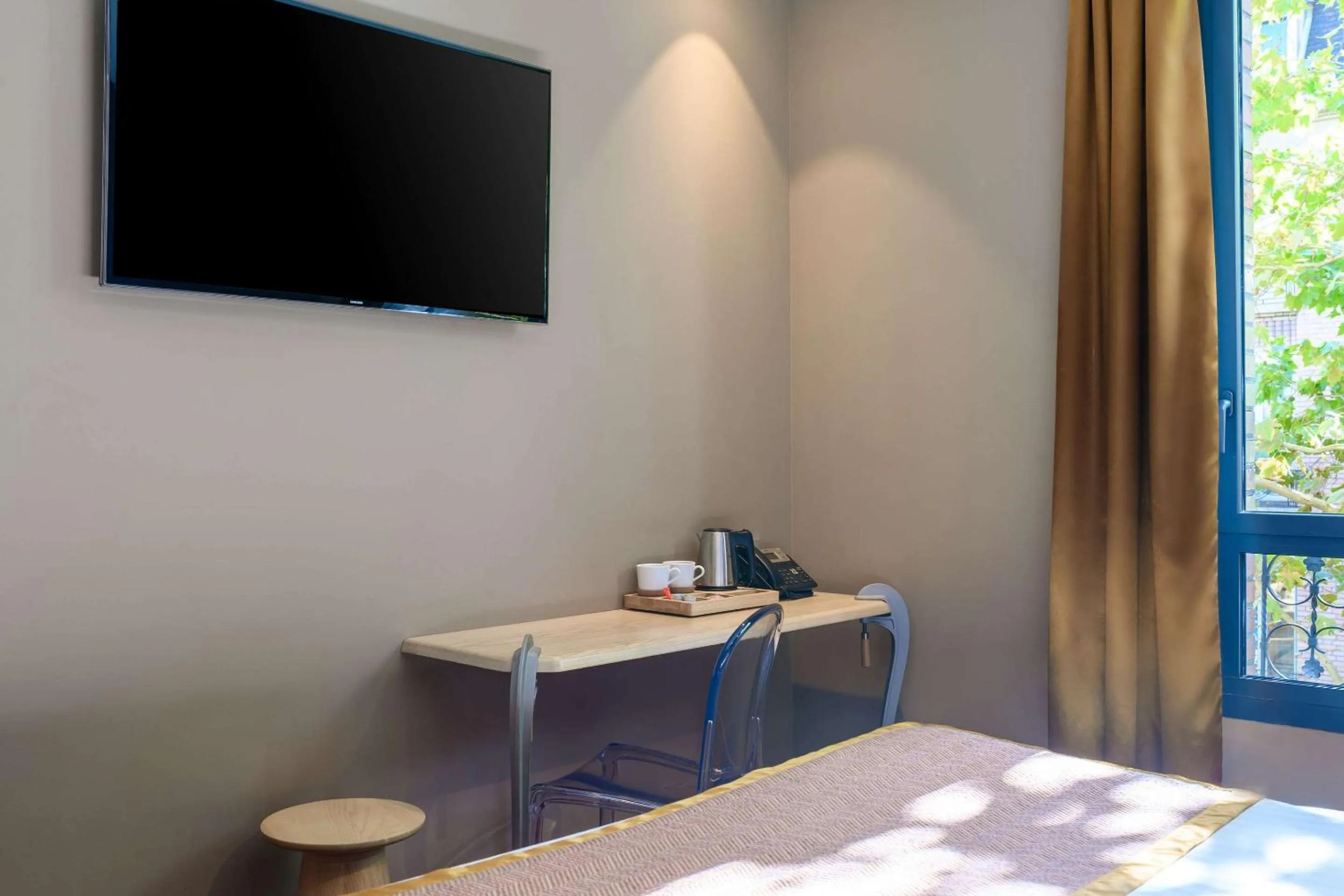 Photo of the whole room, Bed in Hotel Sixteen Paris Montrouge