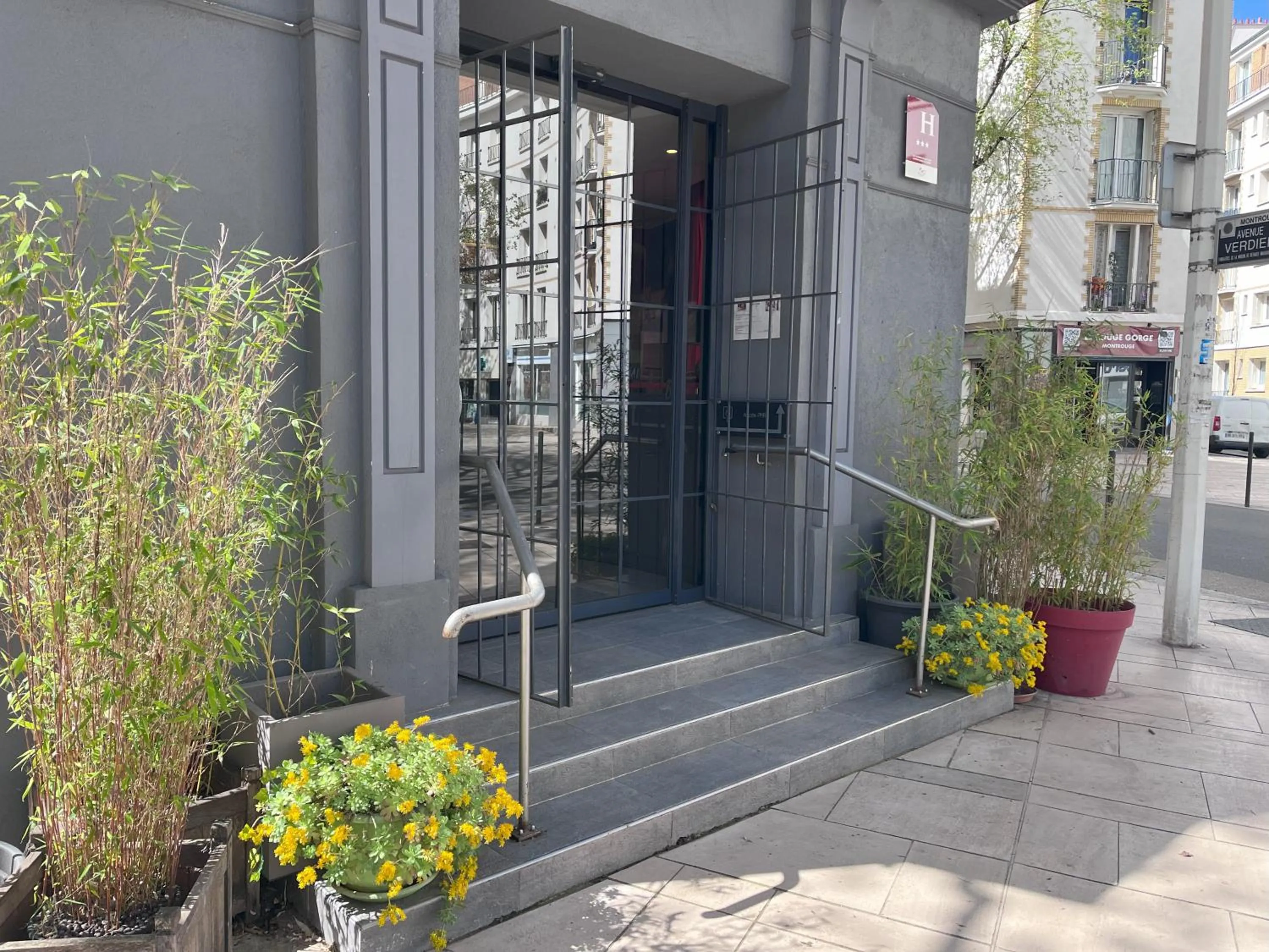 Property building in Hotel Sixteen Paris Montrouge