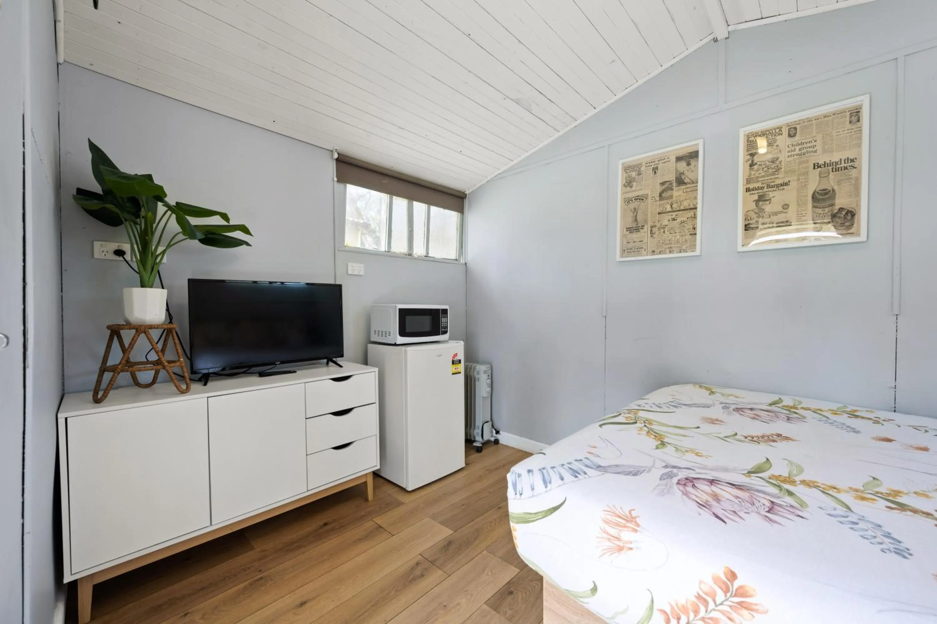 Kitchen or kitchenette, Bed in Bright Cabin Park