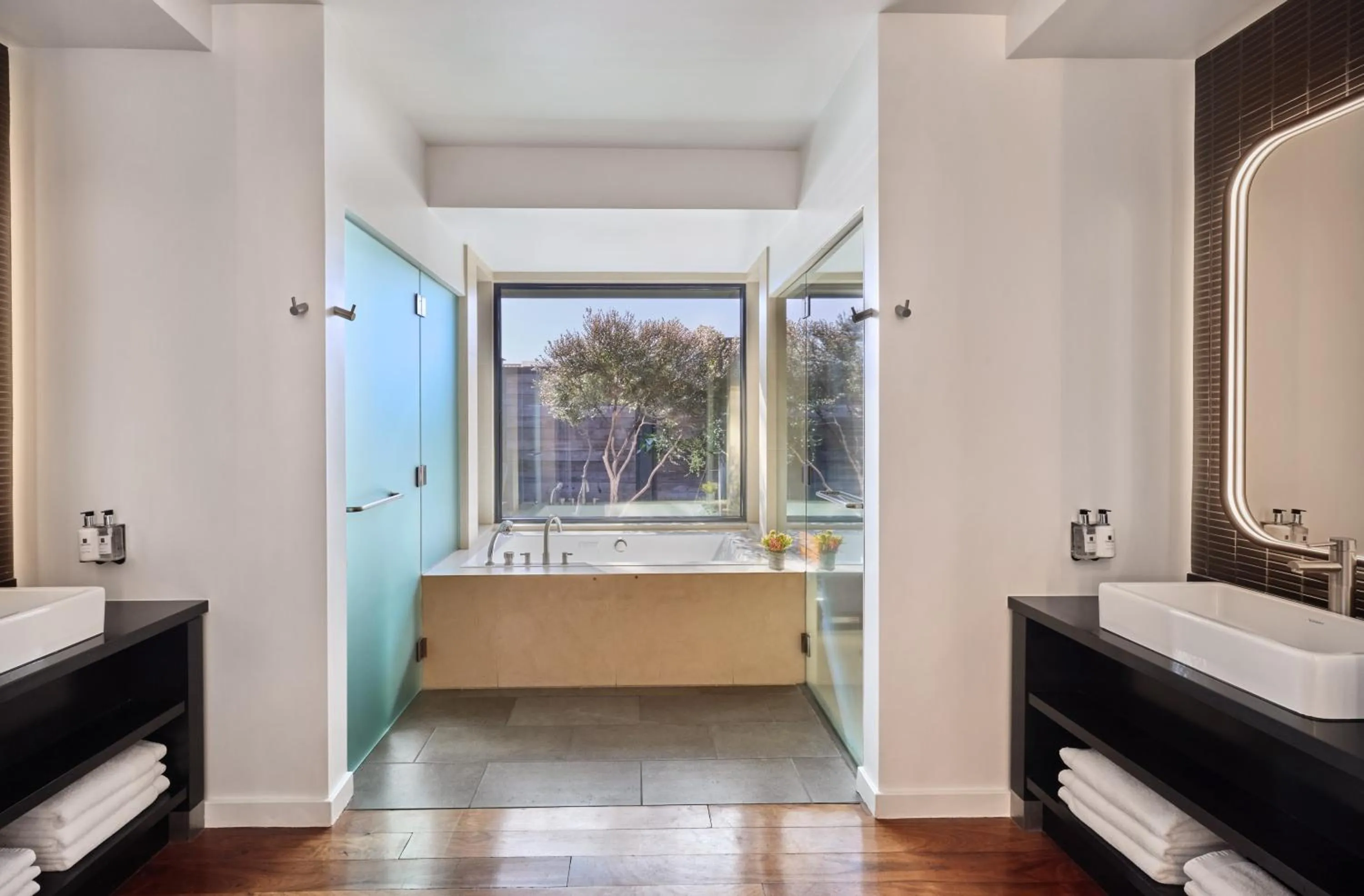 Shower, Bed in Bardessono Hotel and Spa