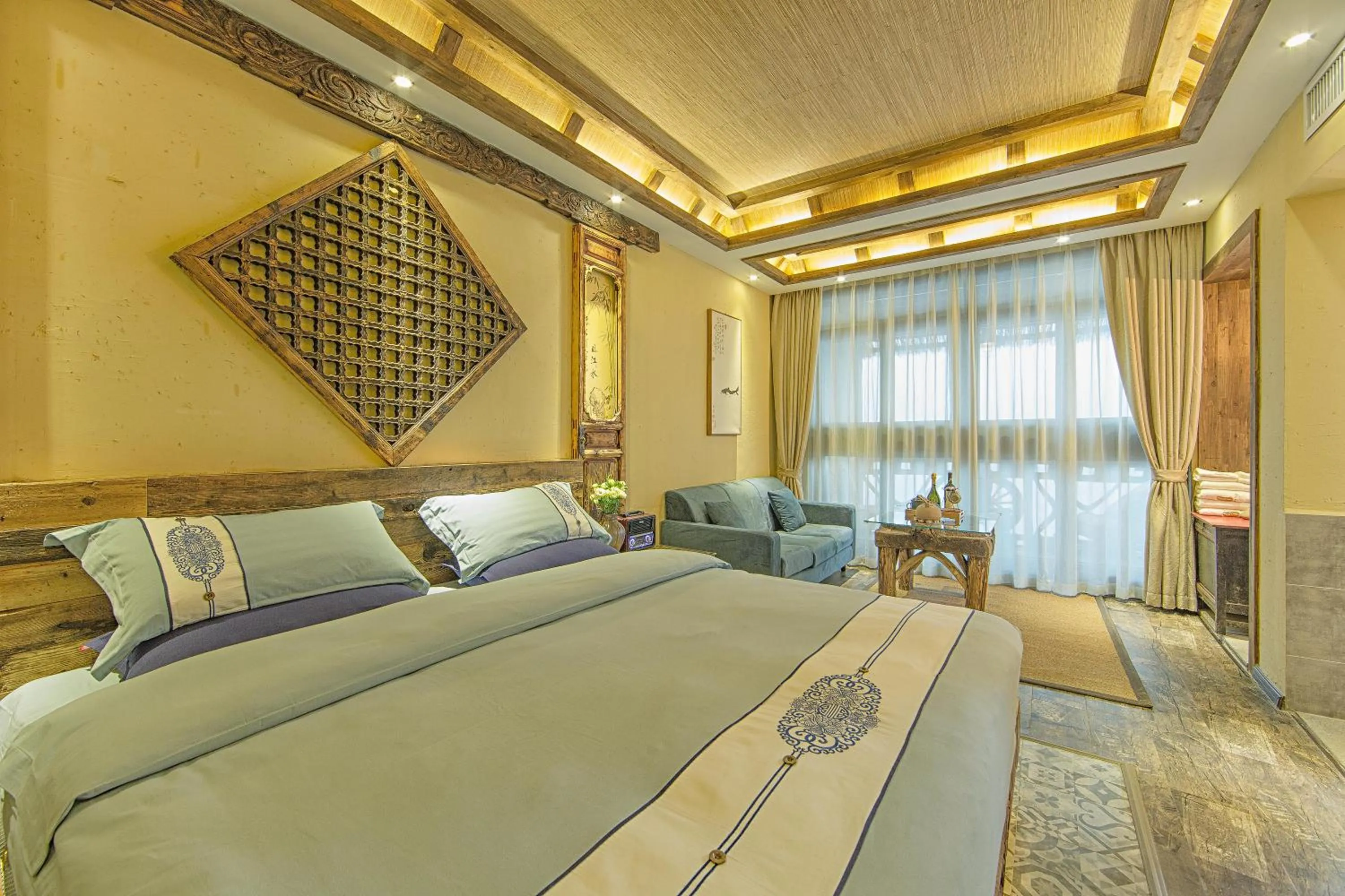 Photo of the whole room, Bed in Old Story Inn Lijiang Old Town