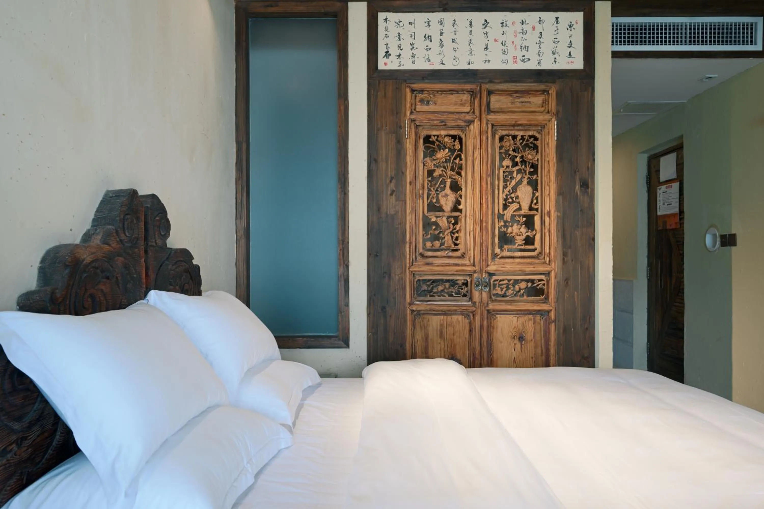 Bed in Old Story Inn Lijiang Old Town