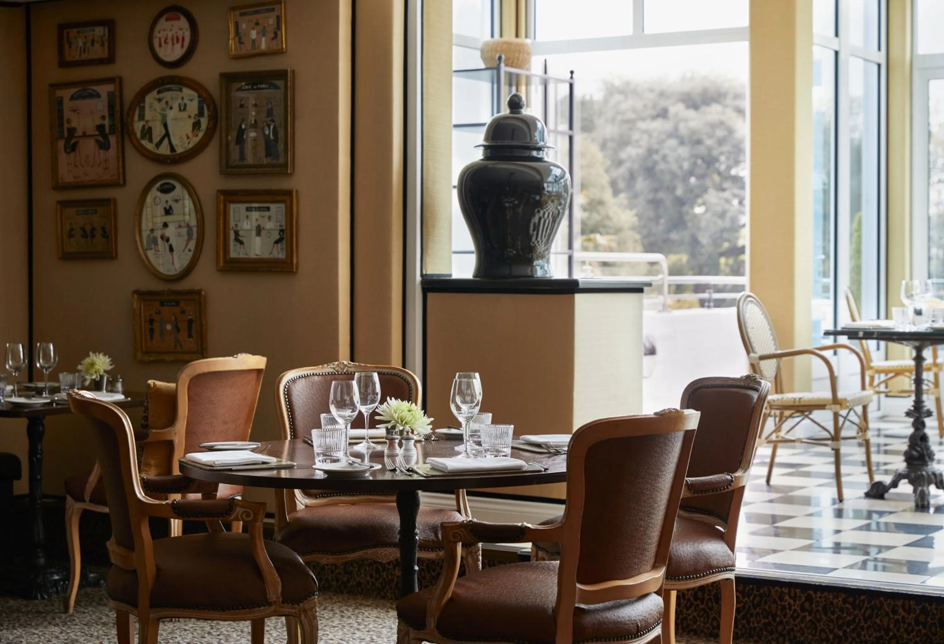 Restaurant/places to eat in Duke Of Richmond Hotel