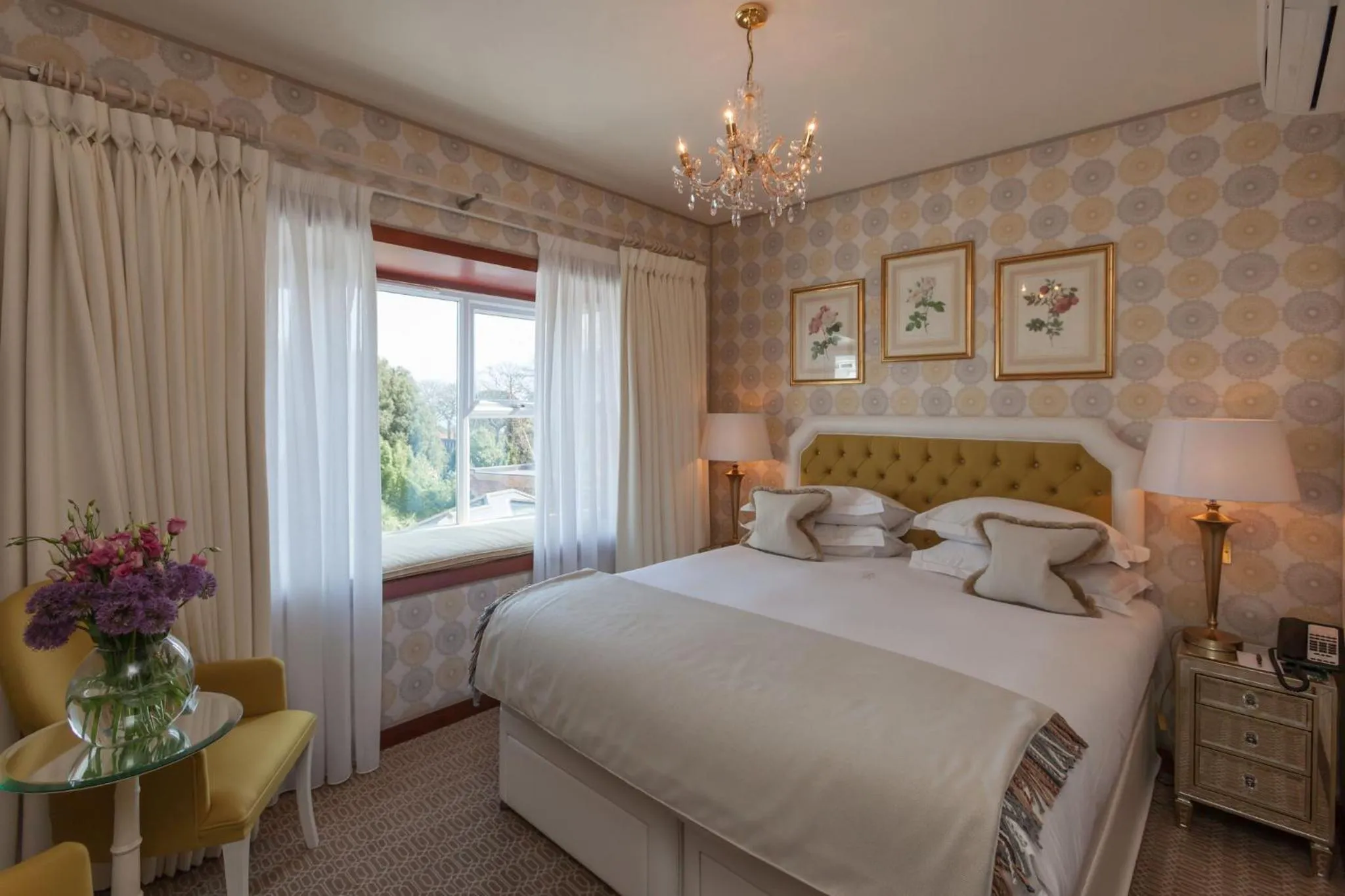 Photo of the whole room, Bed in Duke Of Richmond Hotel