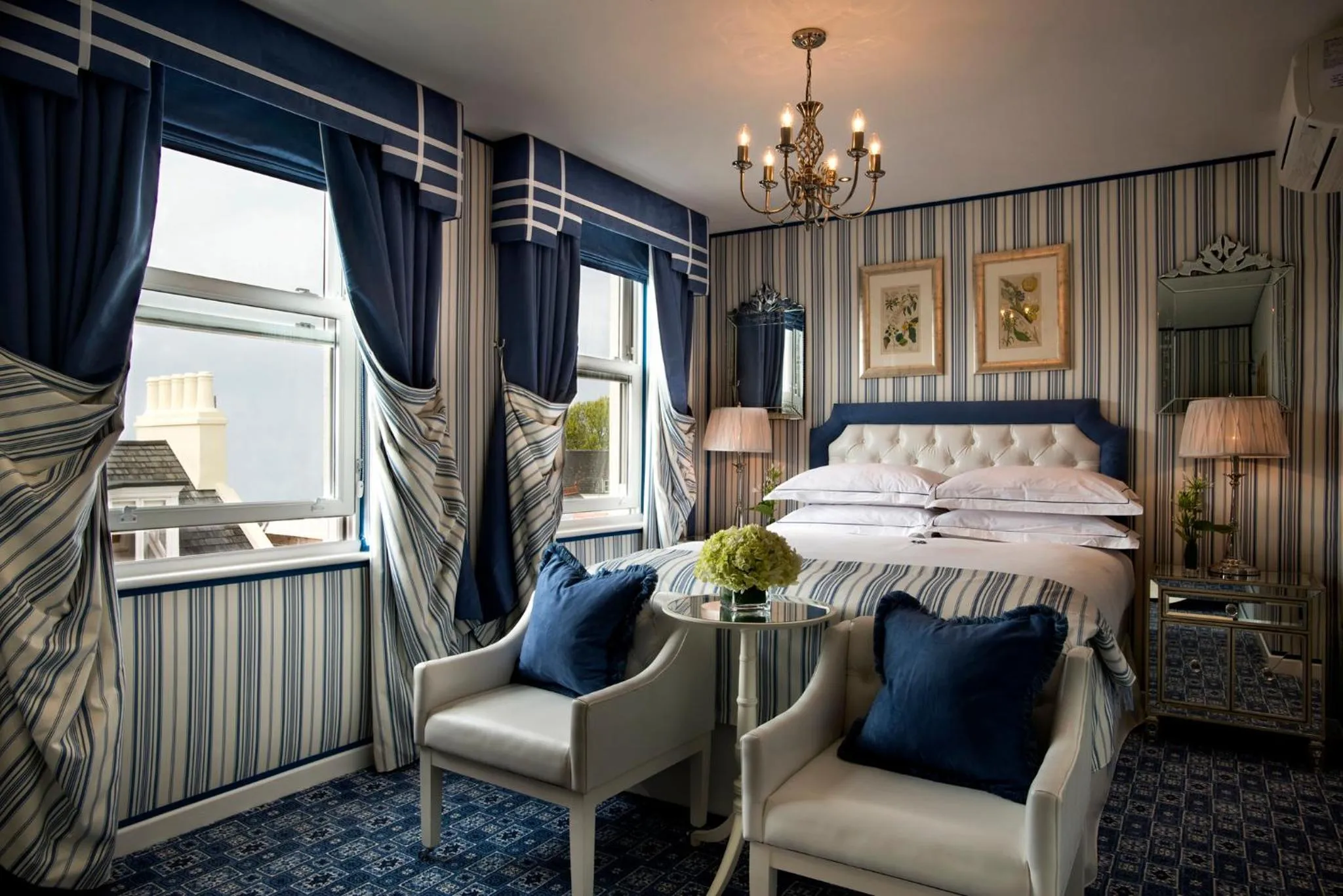 Photo of the whole room, Bed in Duke Of Richmond Hotel