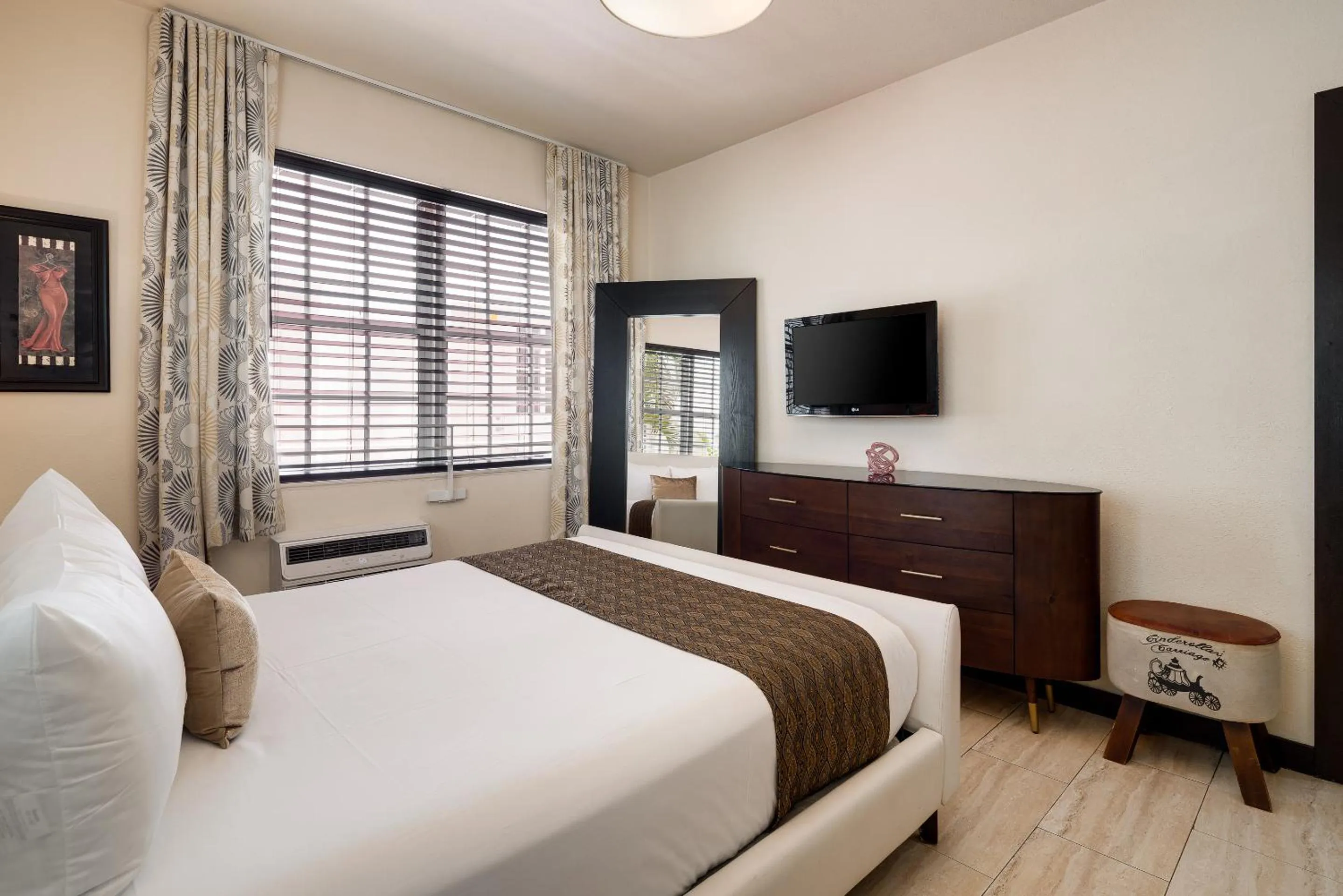 Bed in Tradewinds Apartment Hotel Miami Beach