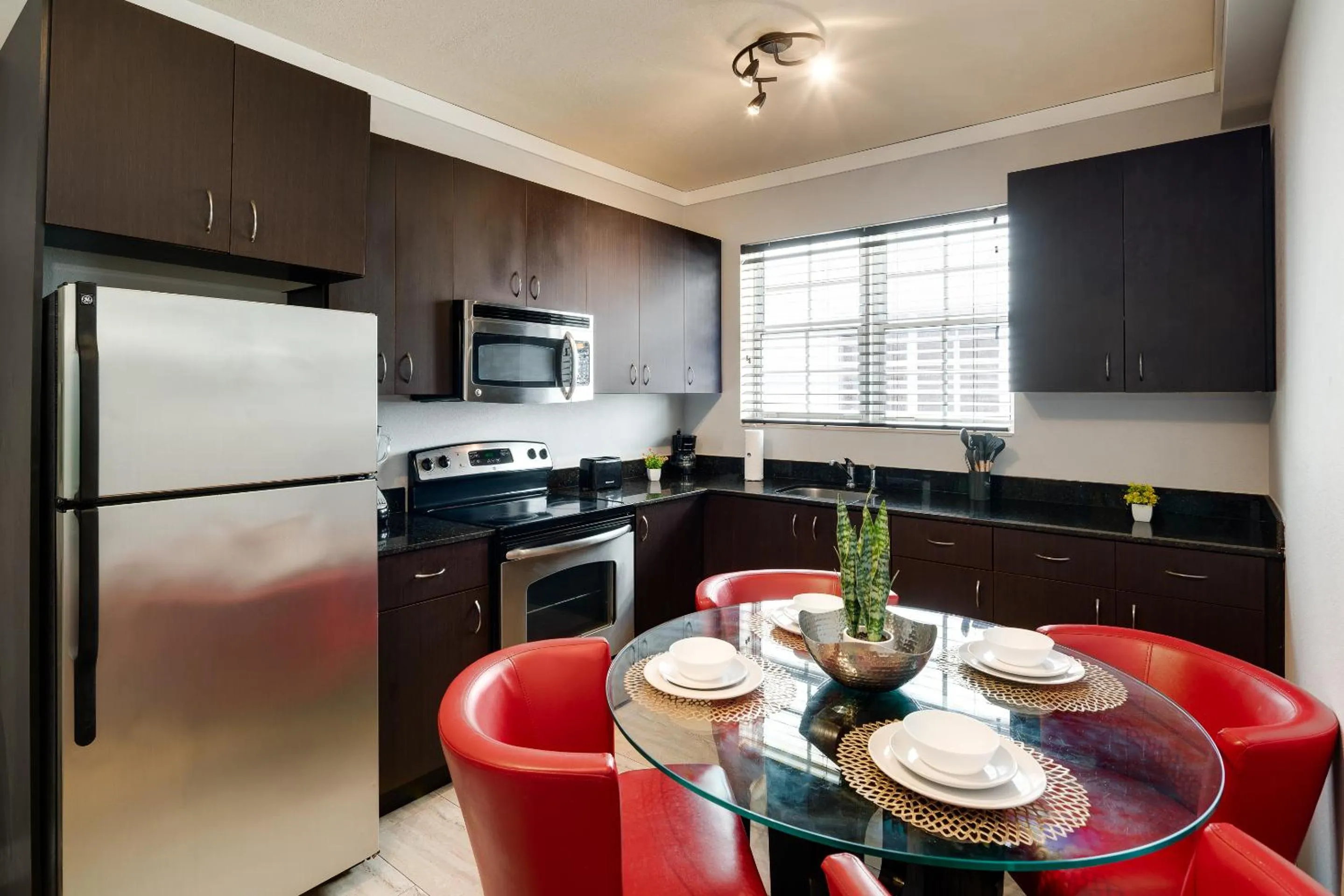Kitchen or kitchenette in Tradewinds Apartment Hotel Miami Beach