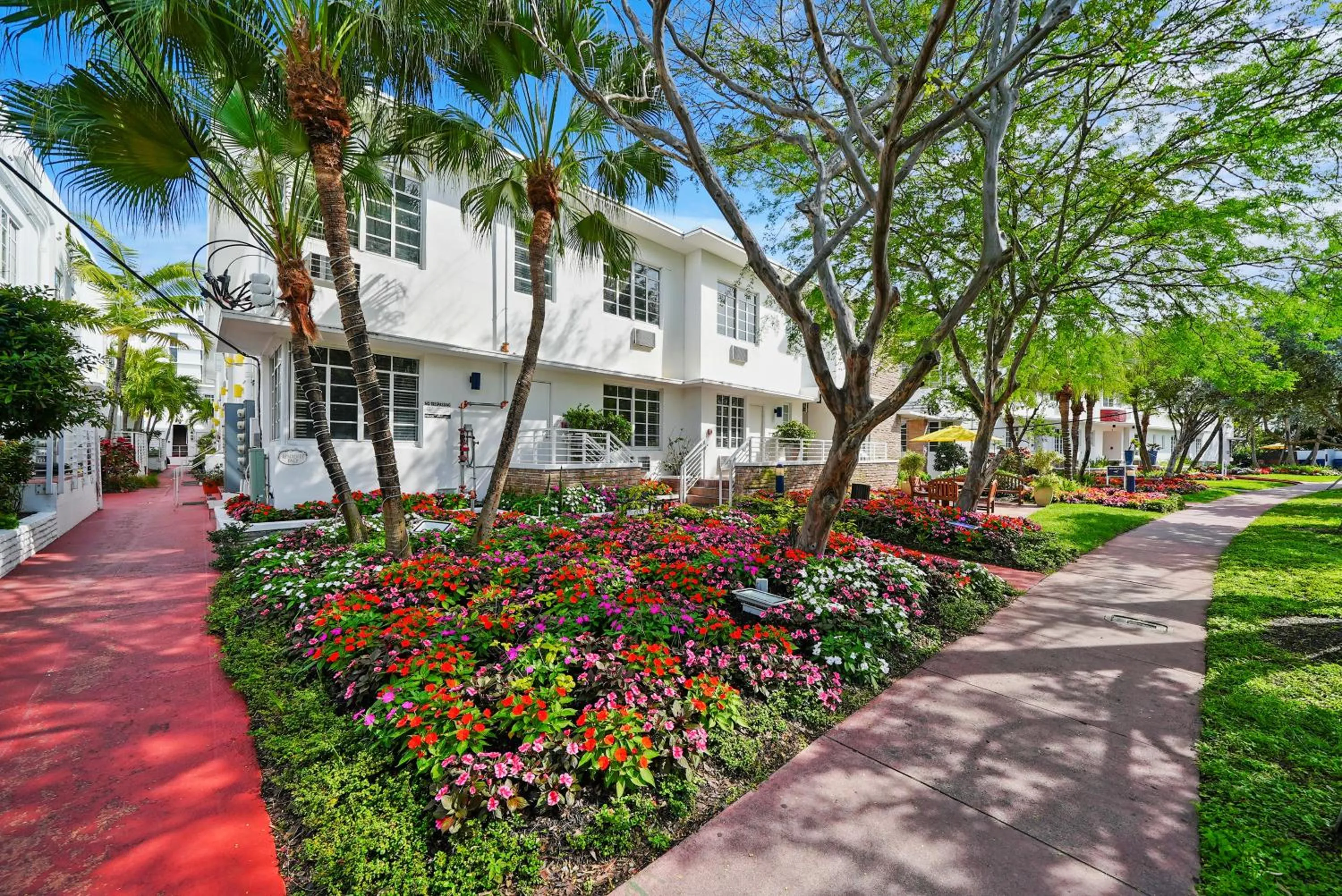 Property building in Tradewinds Apartment Hotel Miami Beach