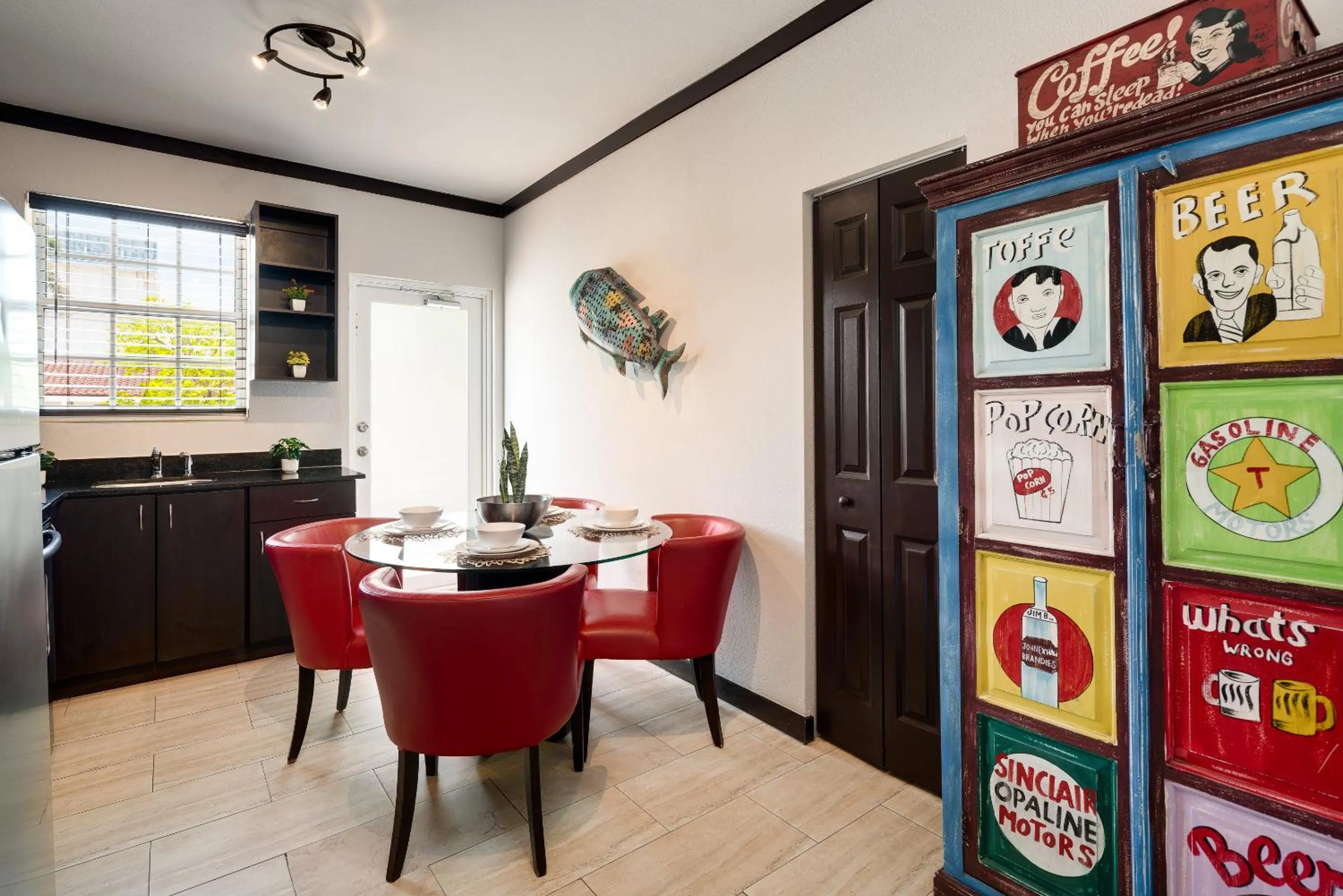 Kitchen or kitchenette in Tradewinds Apartment Hotel Miami Beach