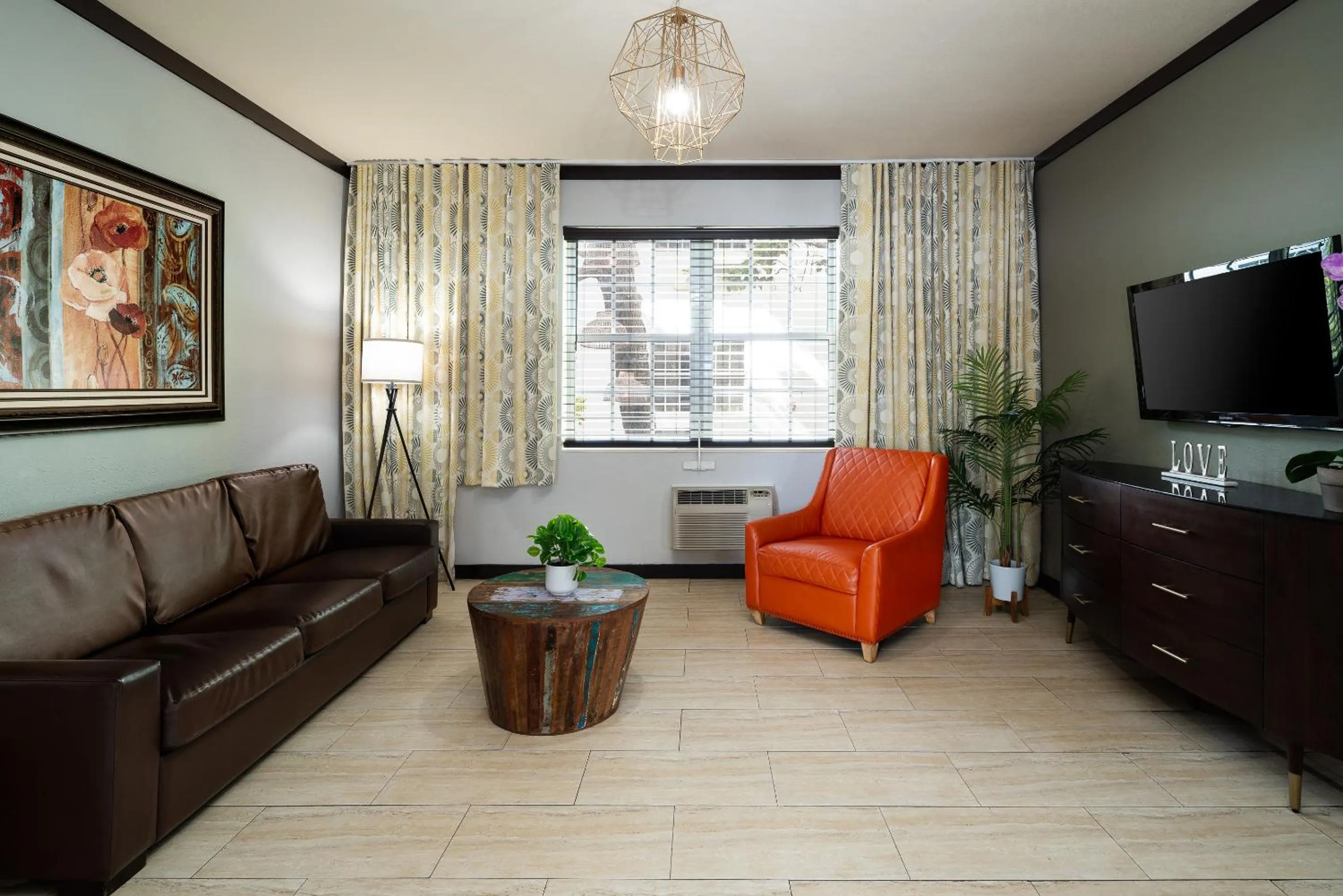 TV and multimedia in Tradewinds Apartment Hotel Miami Beach