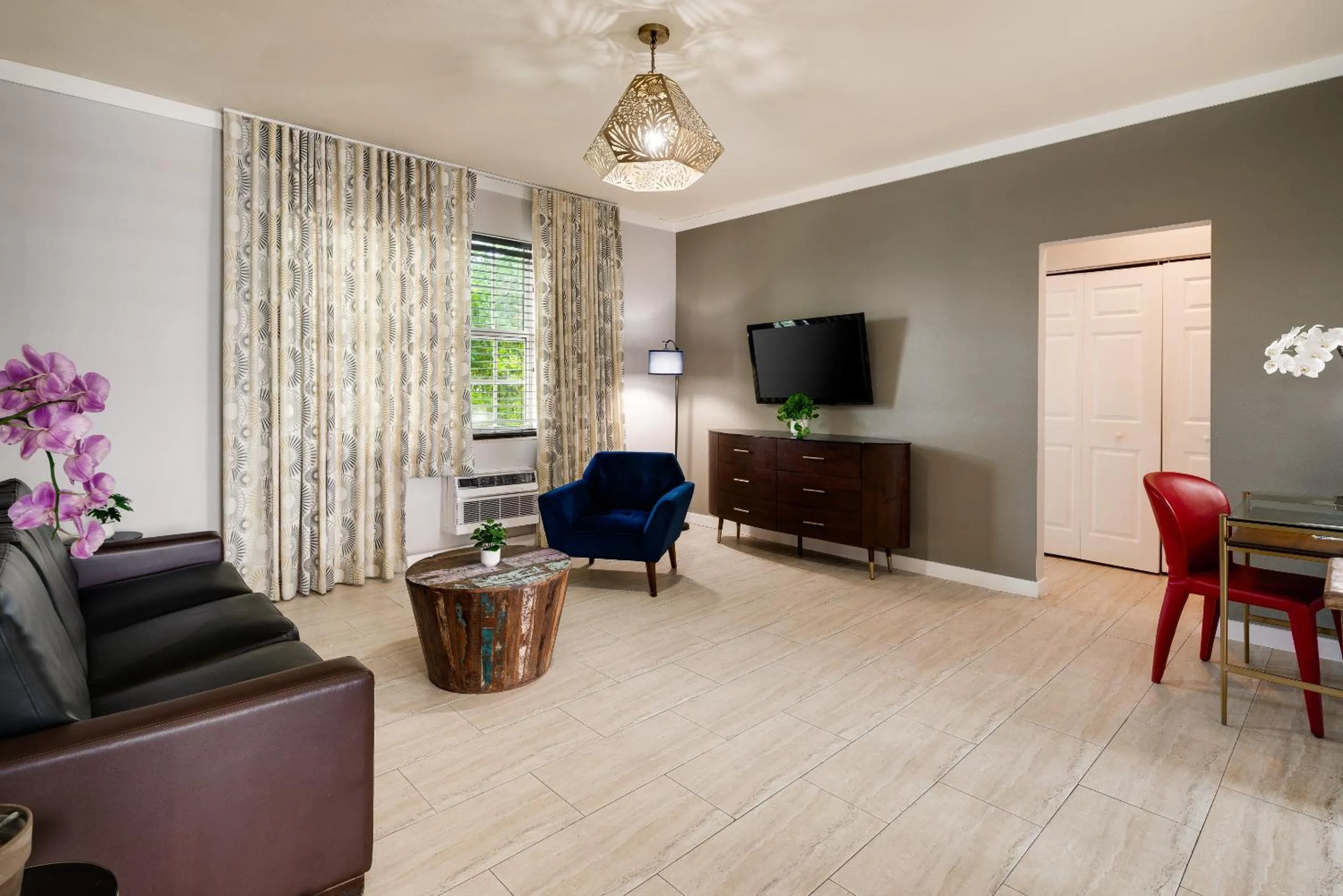 TV and multimedia in Tradewinds Apartment Hotel Miami Beach