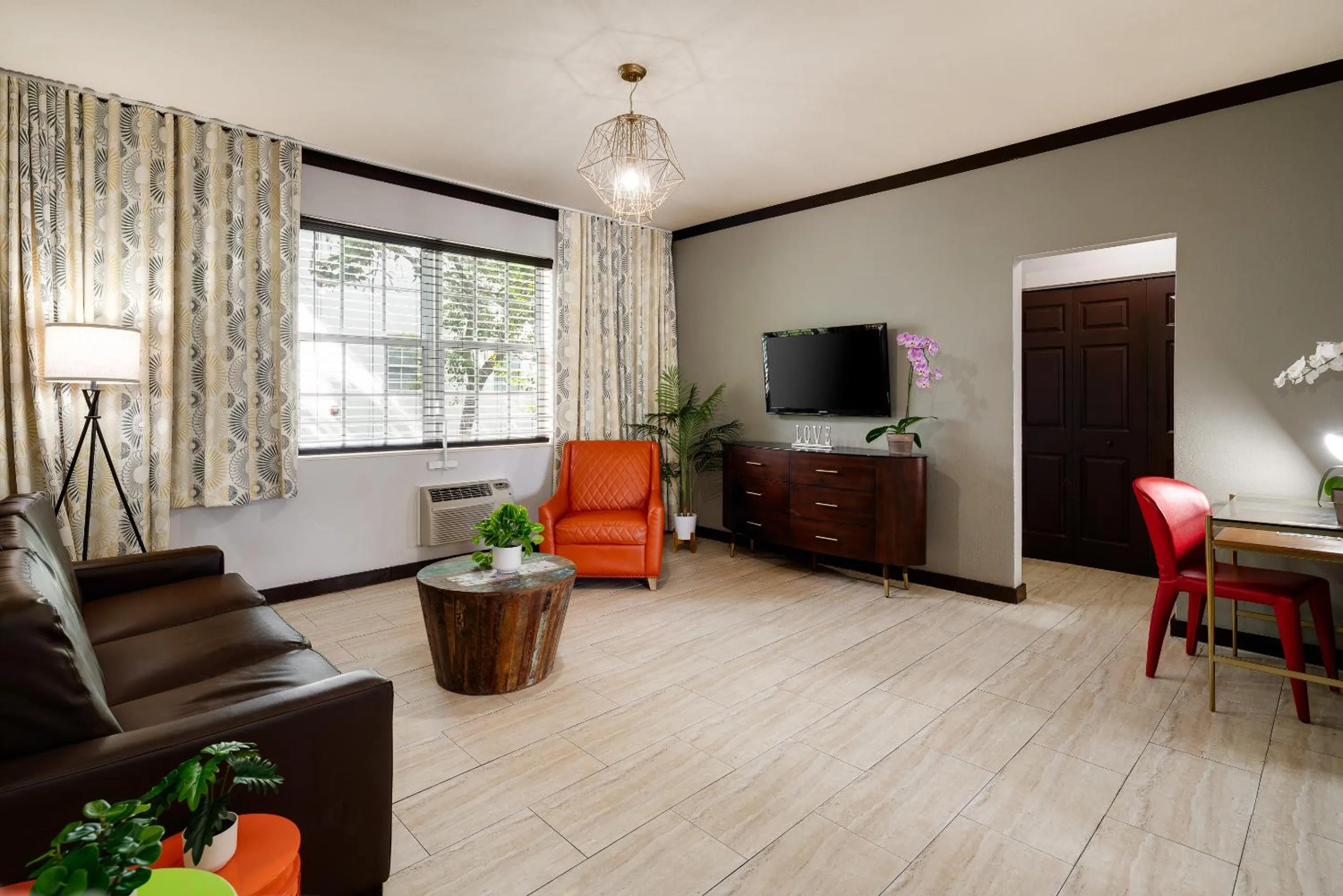 TV and multimedia in Tradewinds Apartment Hotel Miami Beach