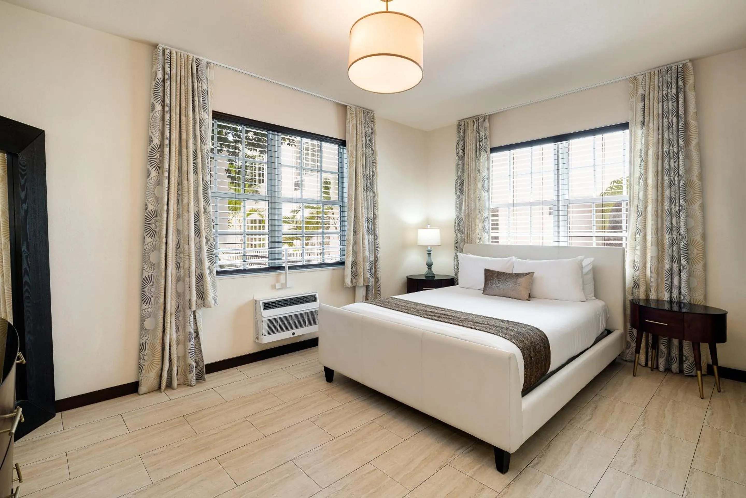 Bed in Tradewinds Apartment Hotel Miami Beach