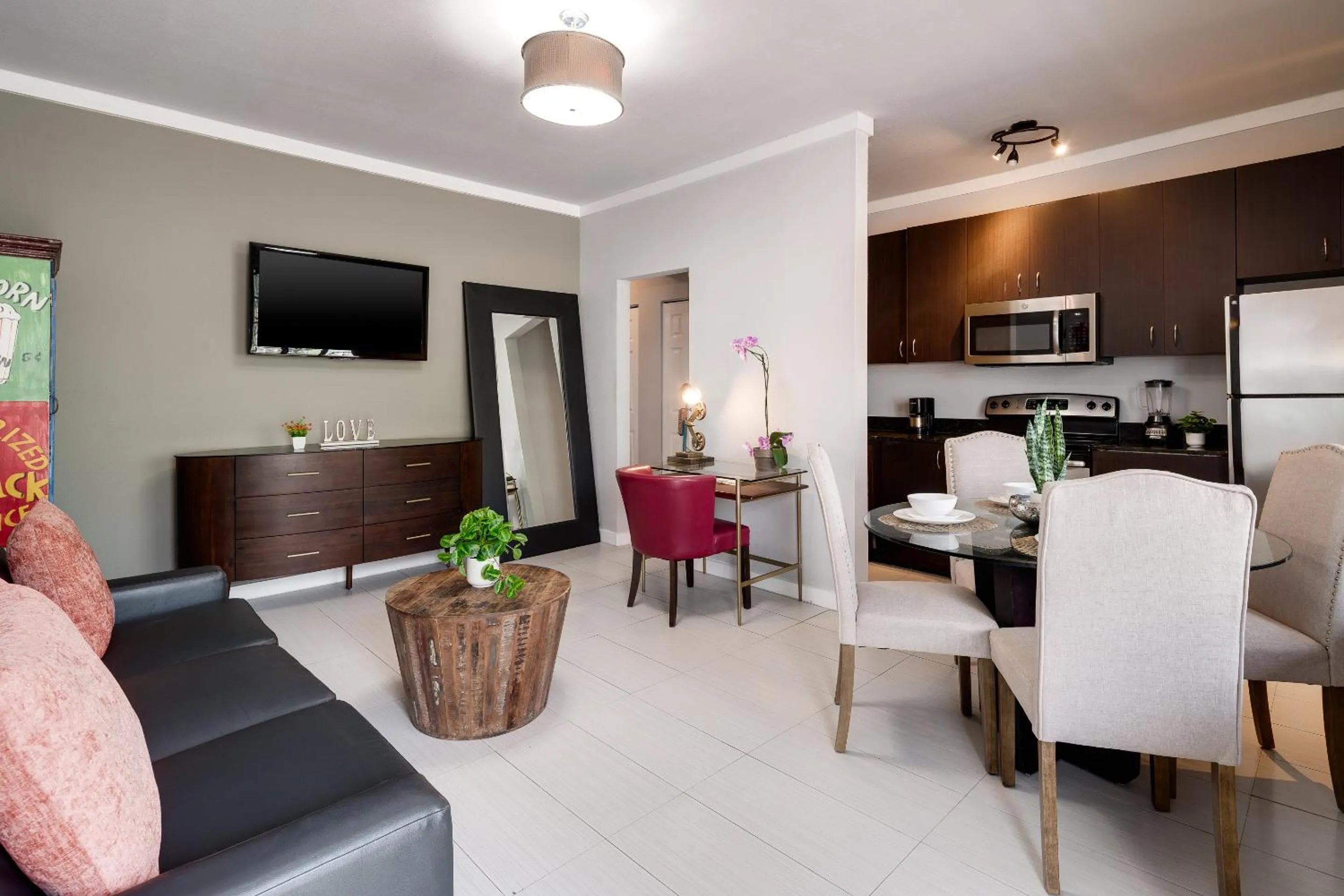 TV and multimedia in Tradewinds Apartment Hotel Miami Beach