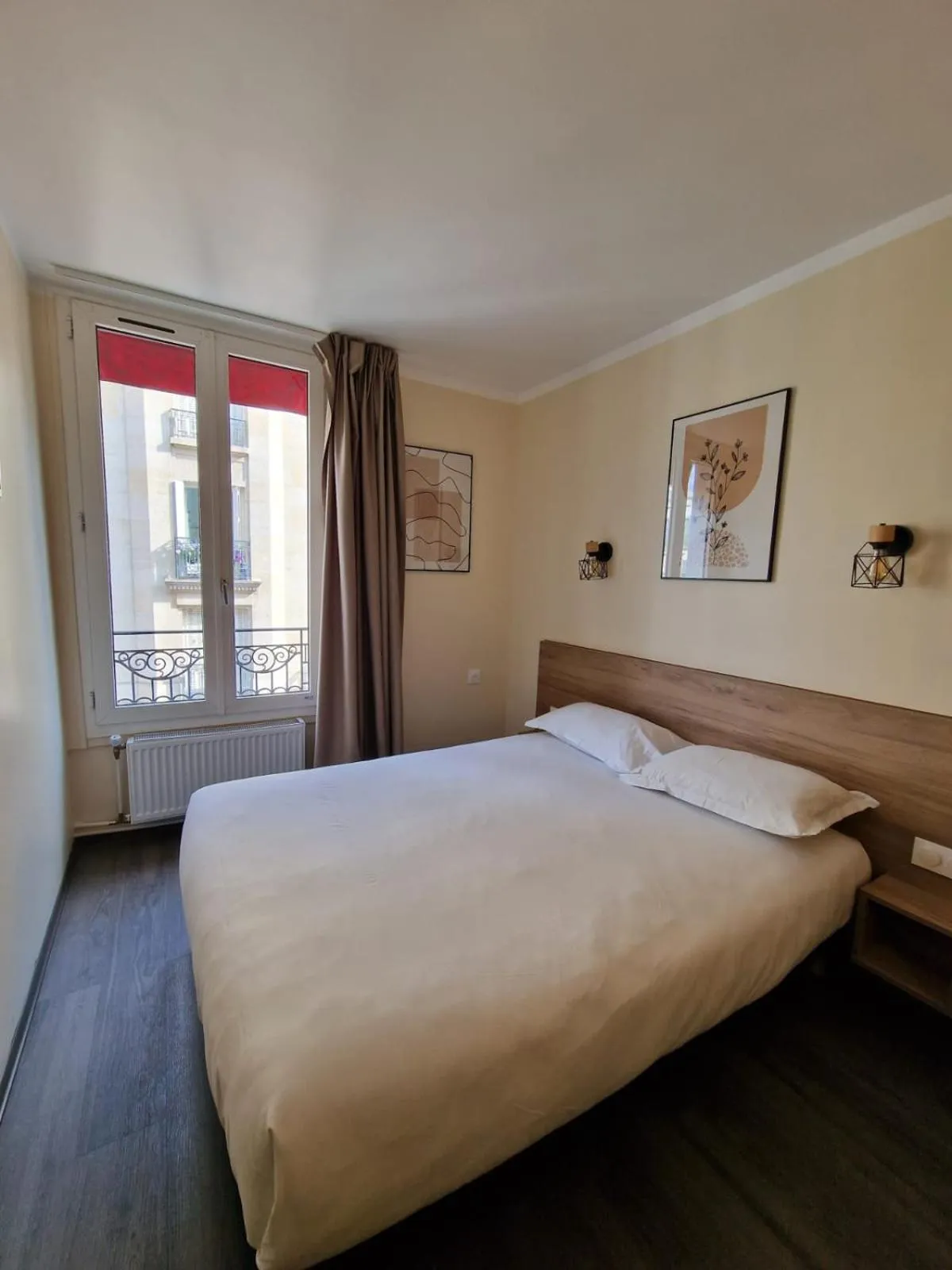 Bed in Hôtel D'Anjou