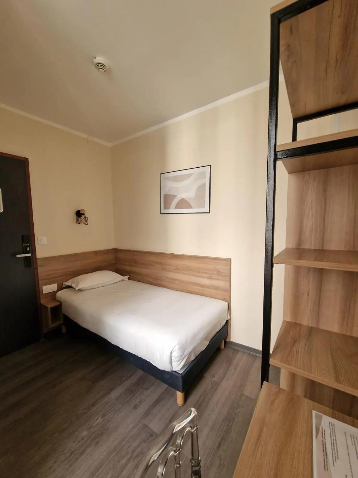 Bed in Hôtel D'Anjou