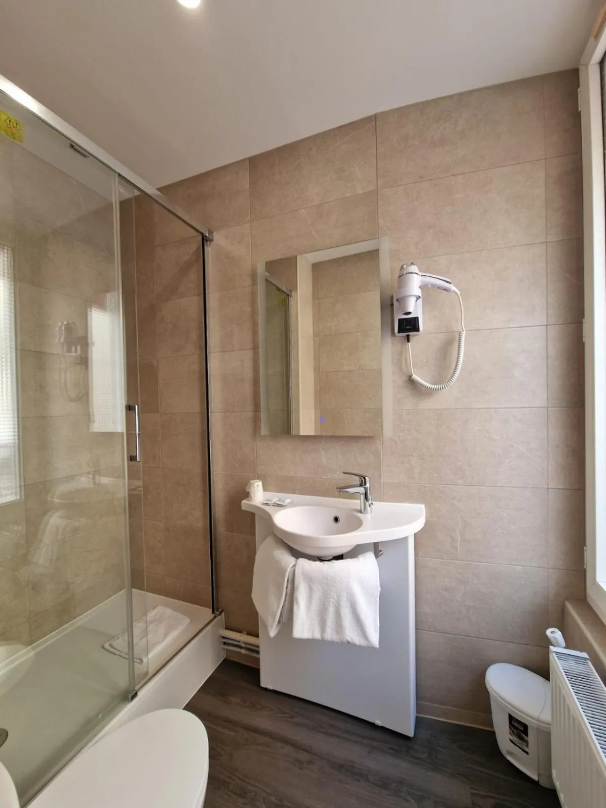 Shower in Hôtel D'Anjou