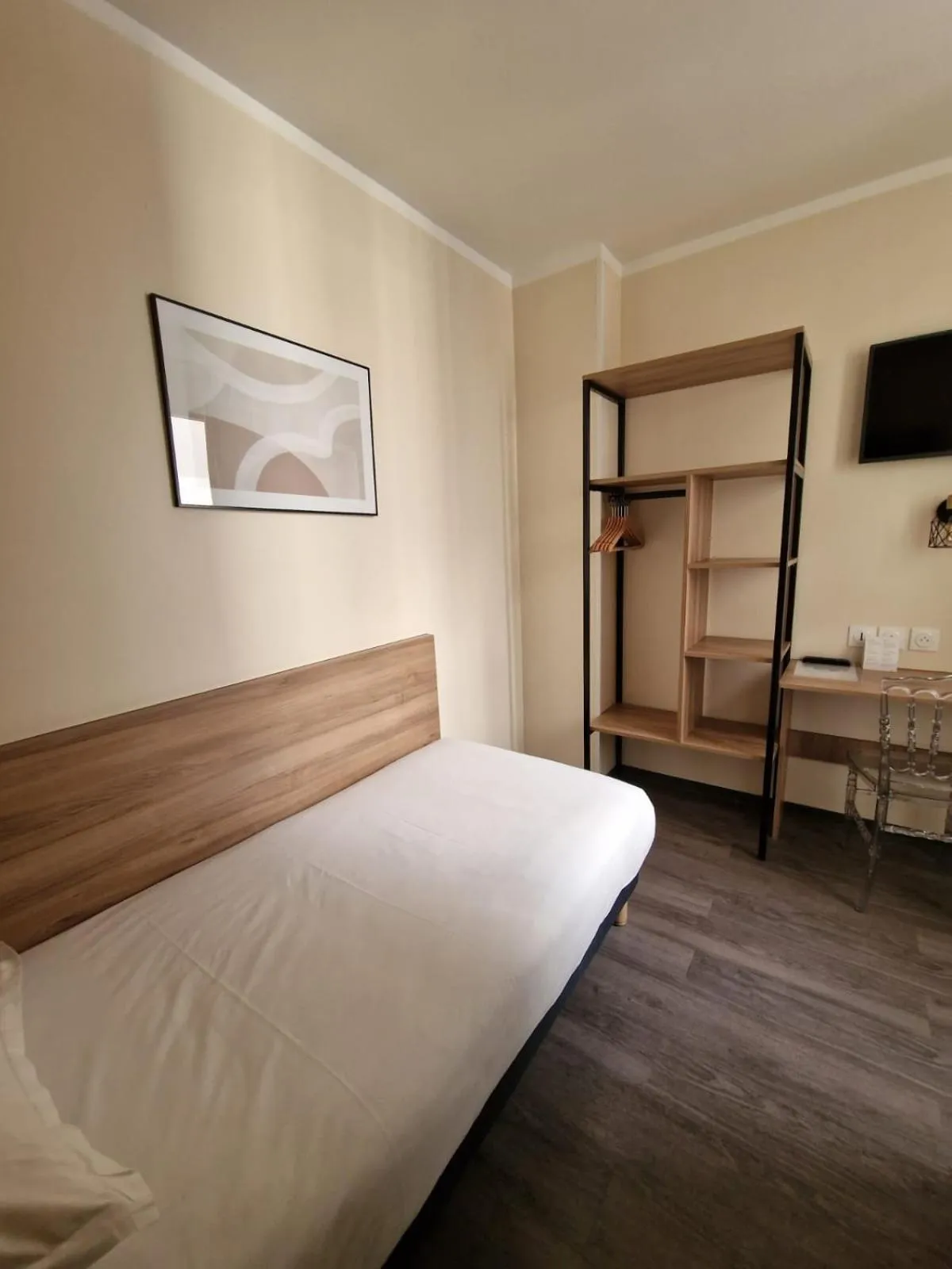 Bed in Hôtel D'Anjou