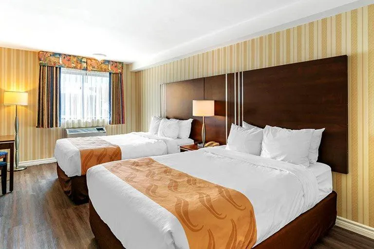Bed in Quality Hotel & Suites