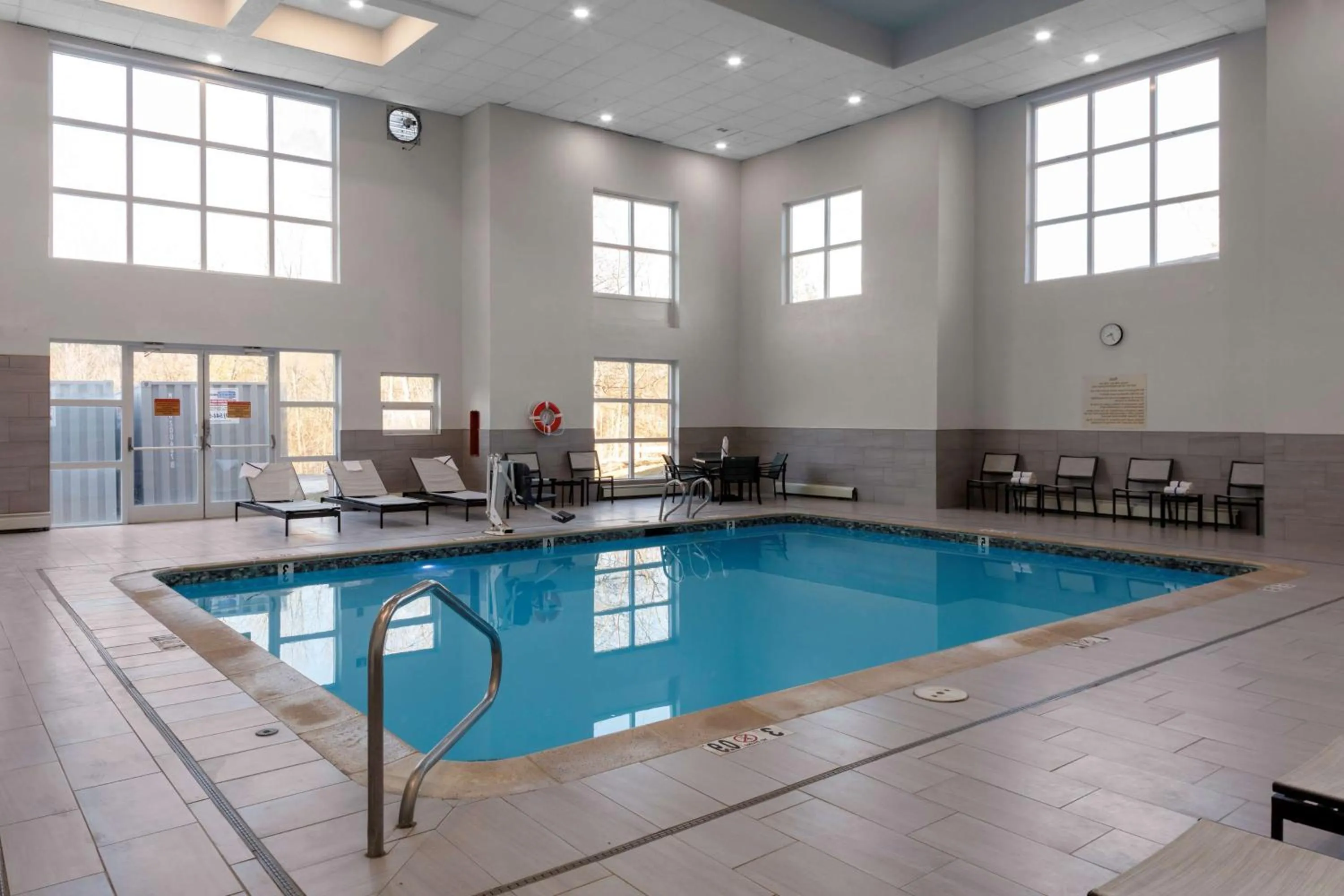 Swimming pool in Hampton Inn by Hilton Concord/Bow