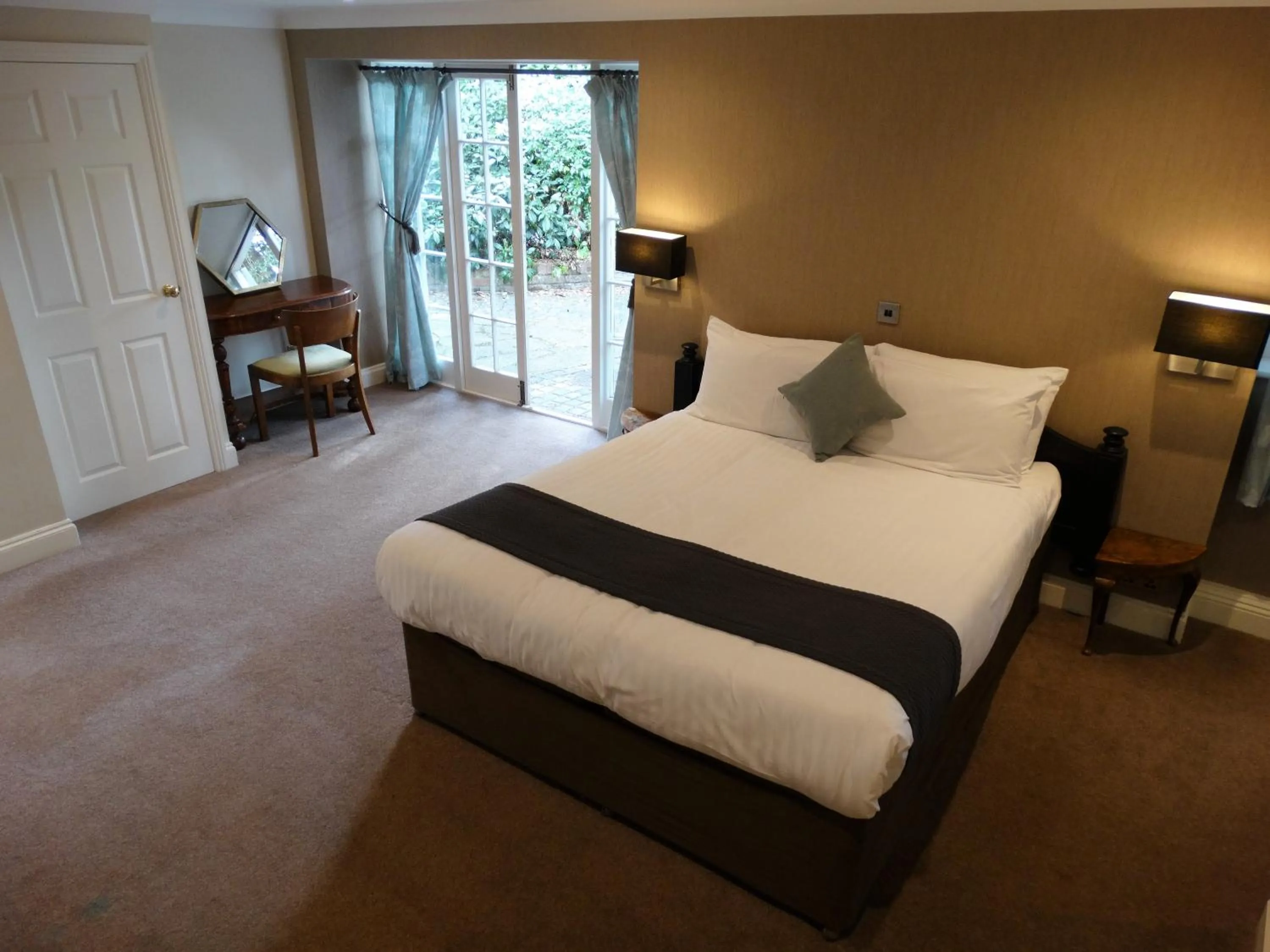 Bed in Cantley House Hotel - Wokingham