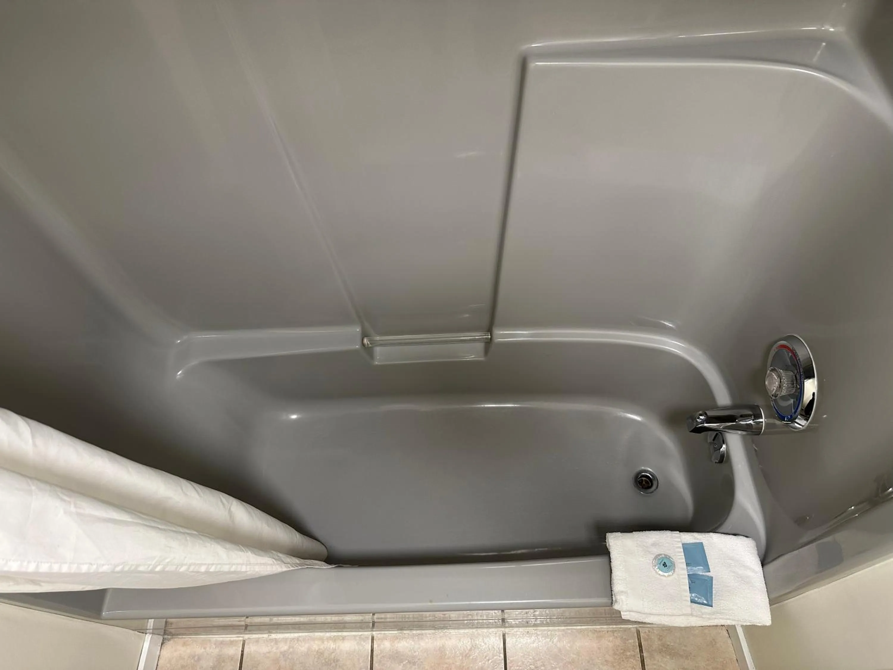 Bathroom in Kings Motor Inn