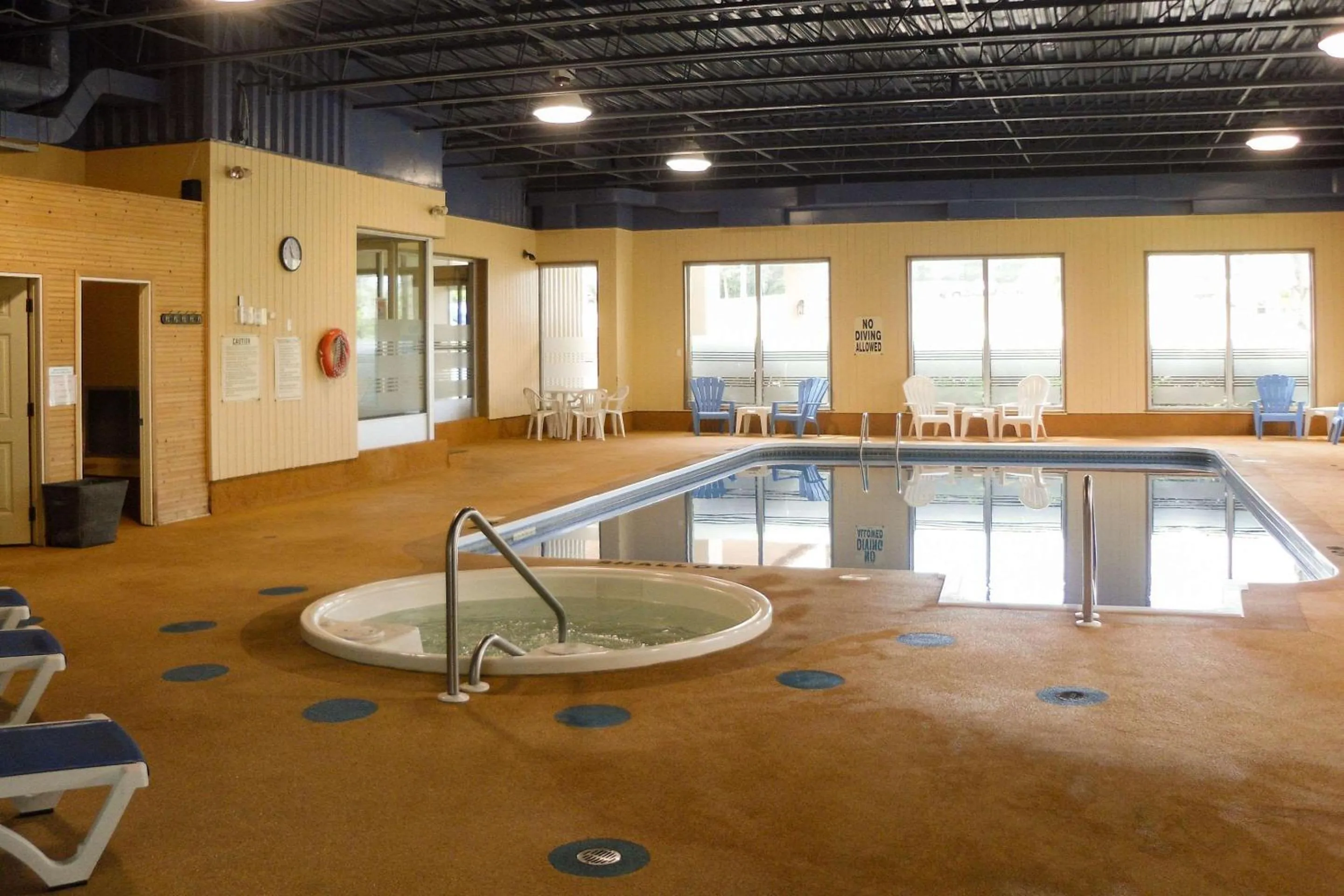 Swimming pool in Quality Inn
