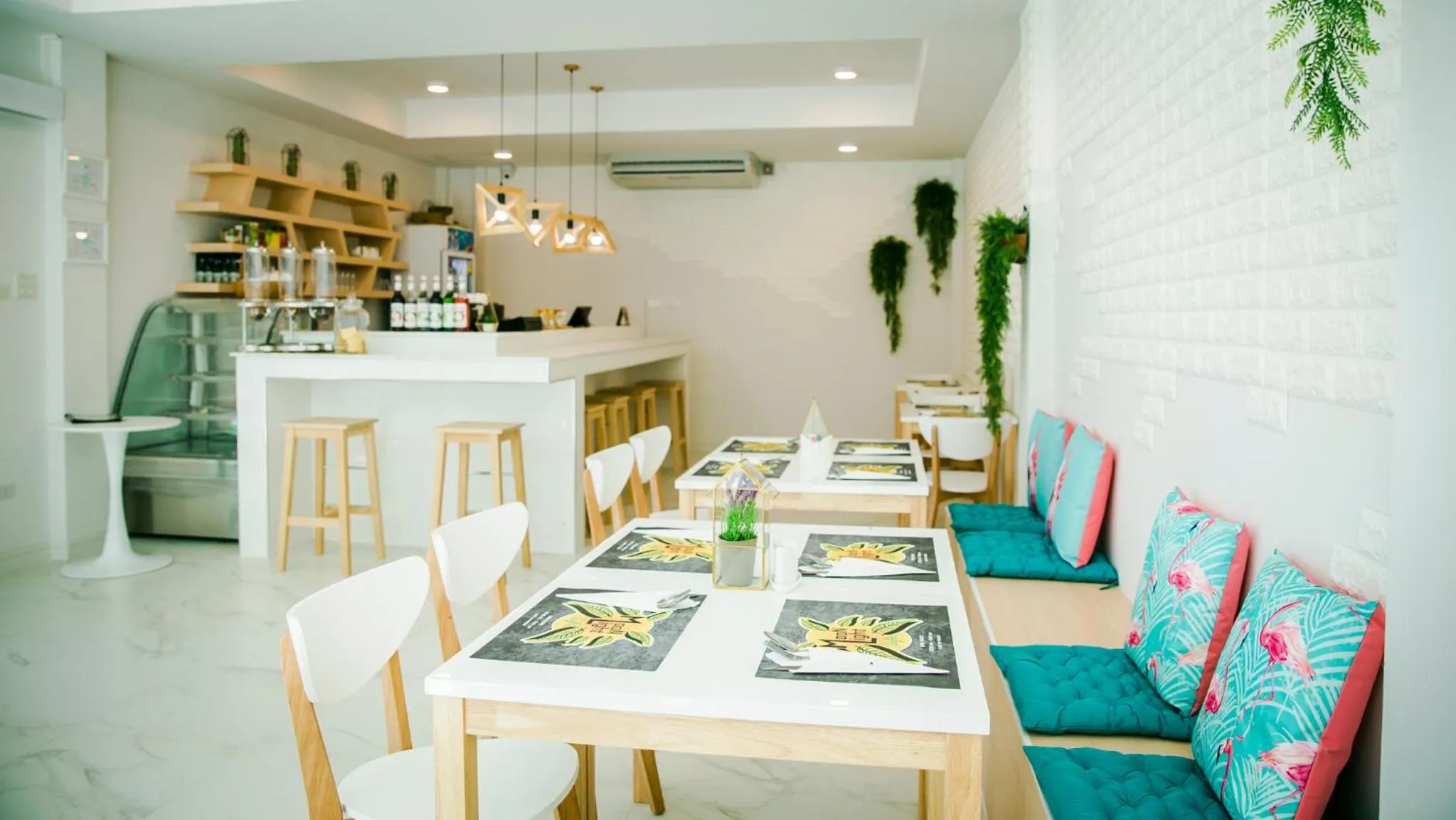 Restaurant/places to eat in Triple Z Hotel