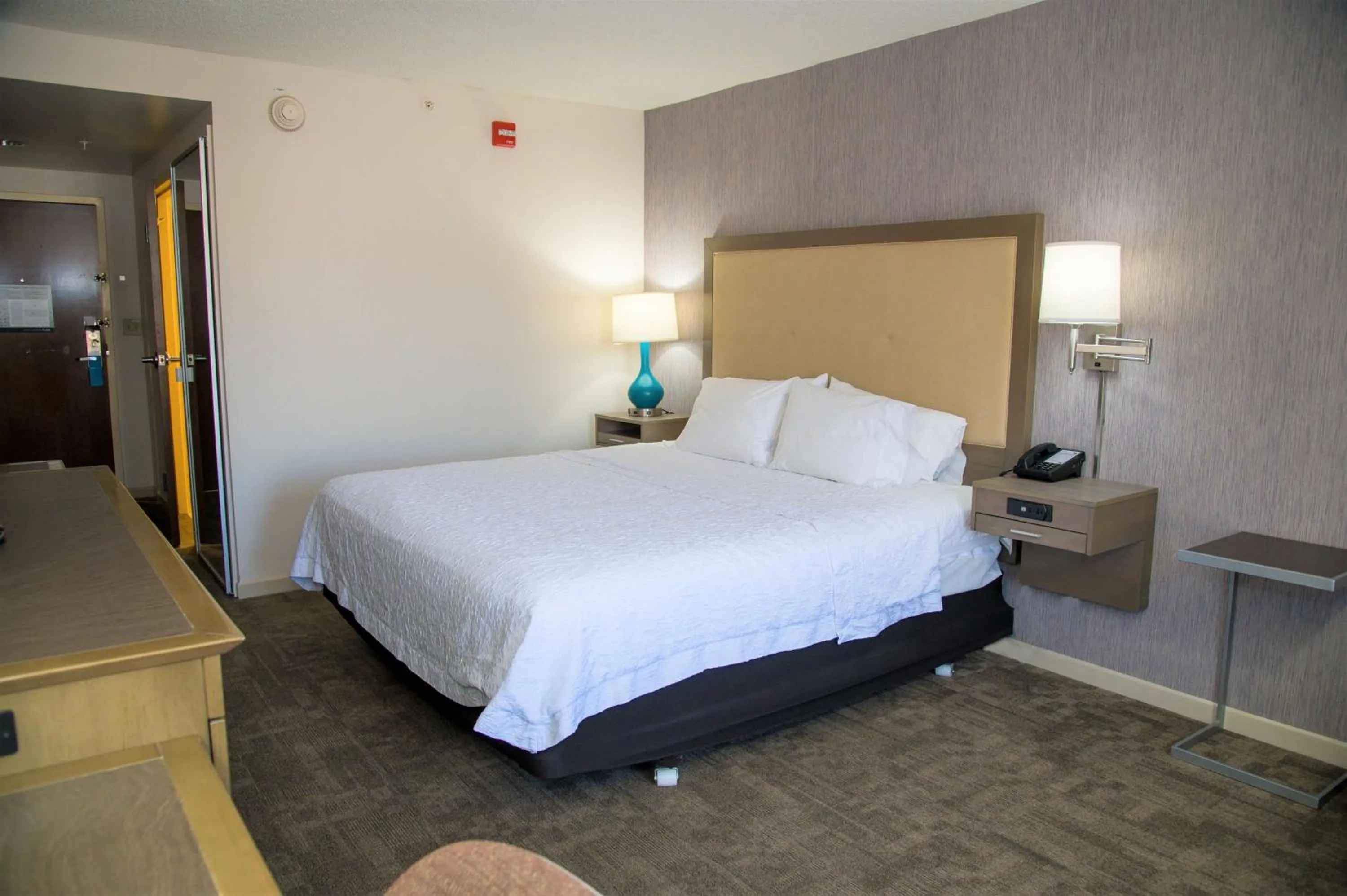 Photo of the whole room, Bed in Hampton Inn Lewisburg