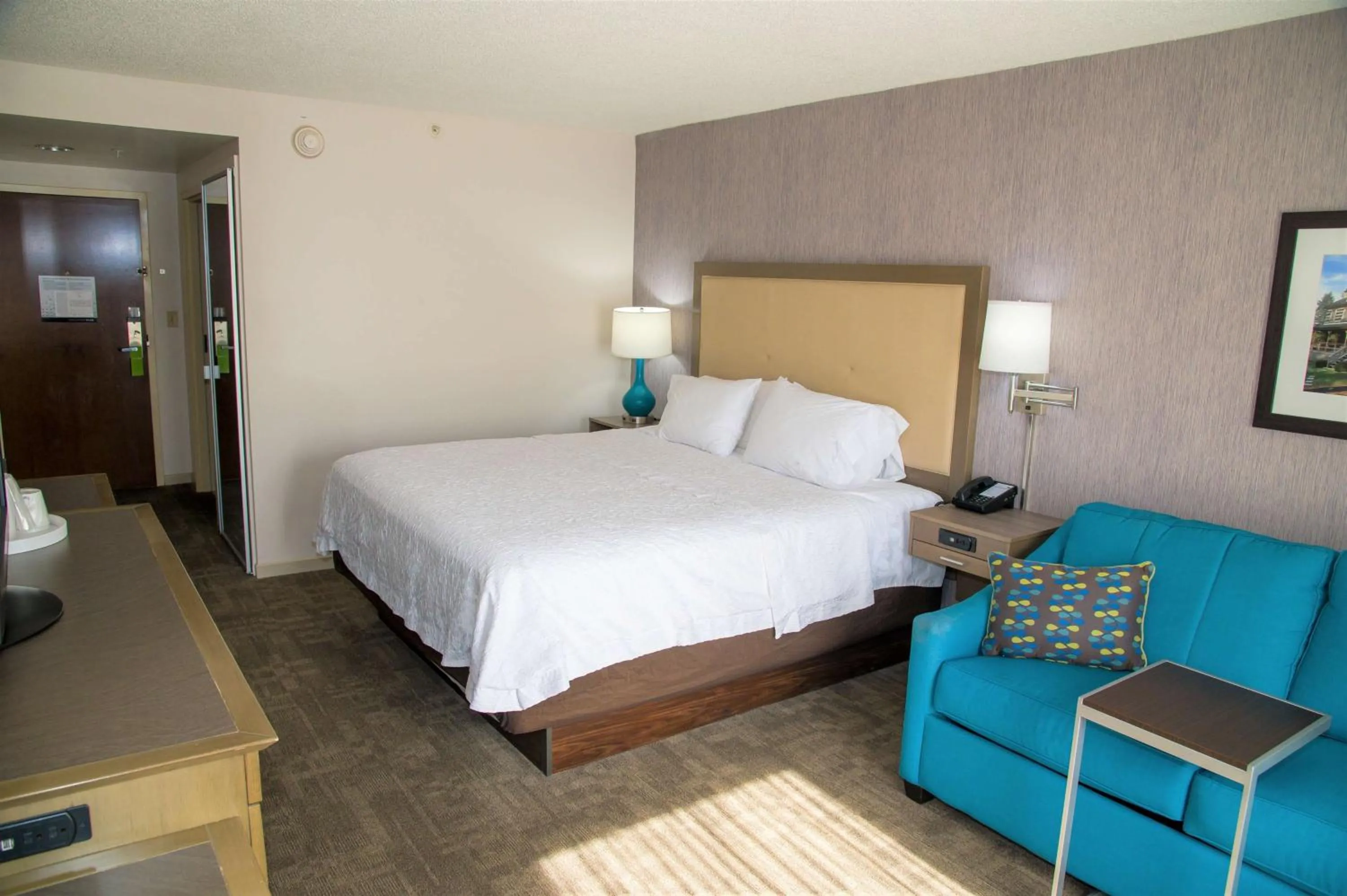 Living room, Bed in Hampton Inn Lewisburg