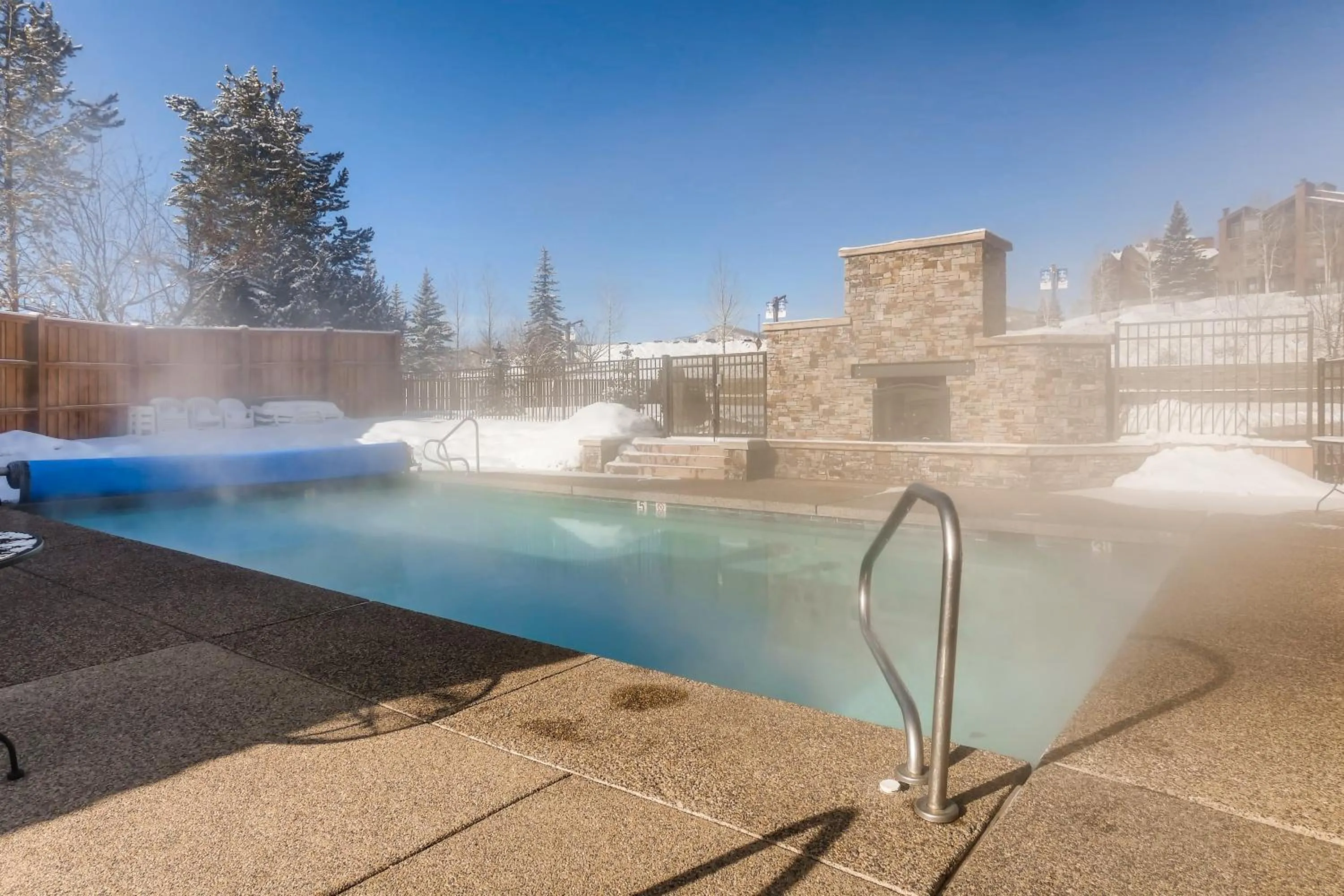 Swimming pool in Snow Flower Condos